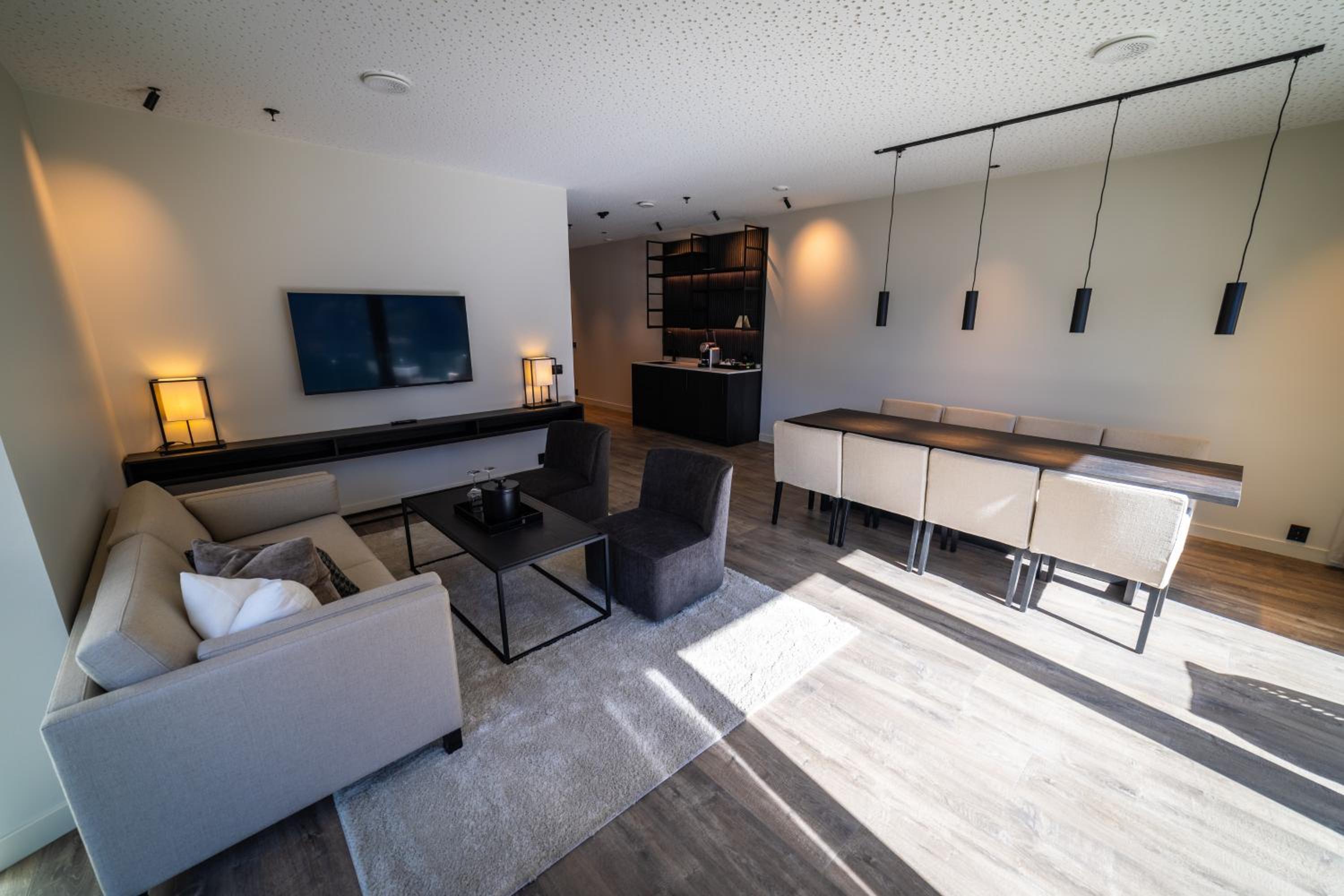 Deluxe Suite with Sea View - Photo 6