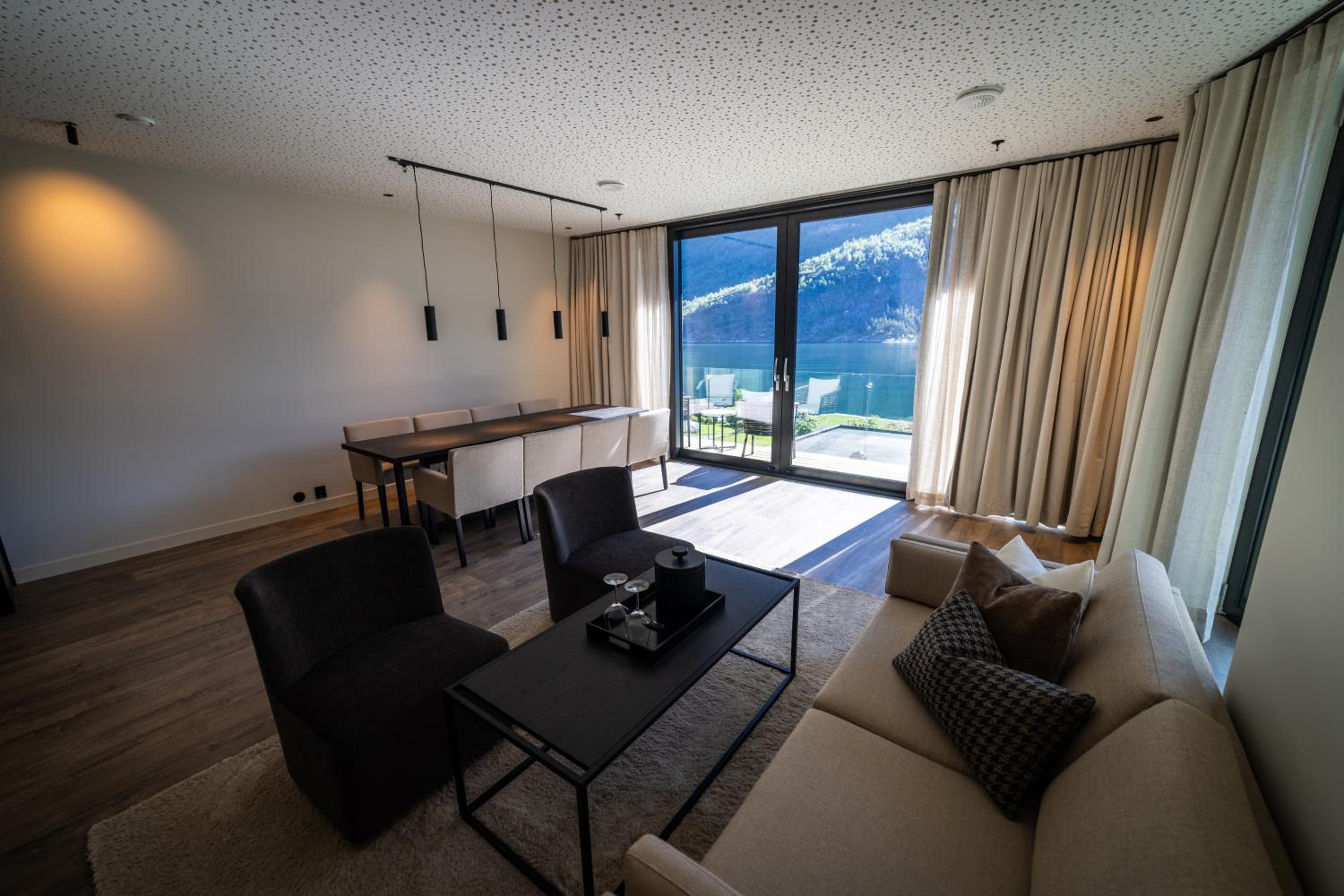 Deluxe Suite with Sea View - Photo 7