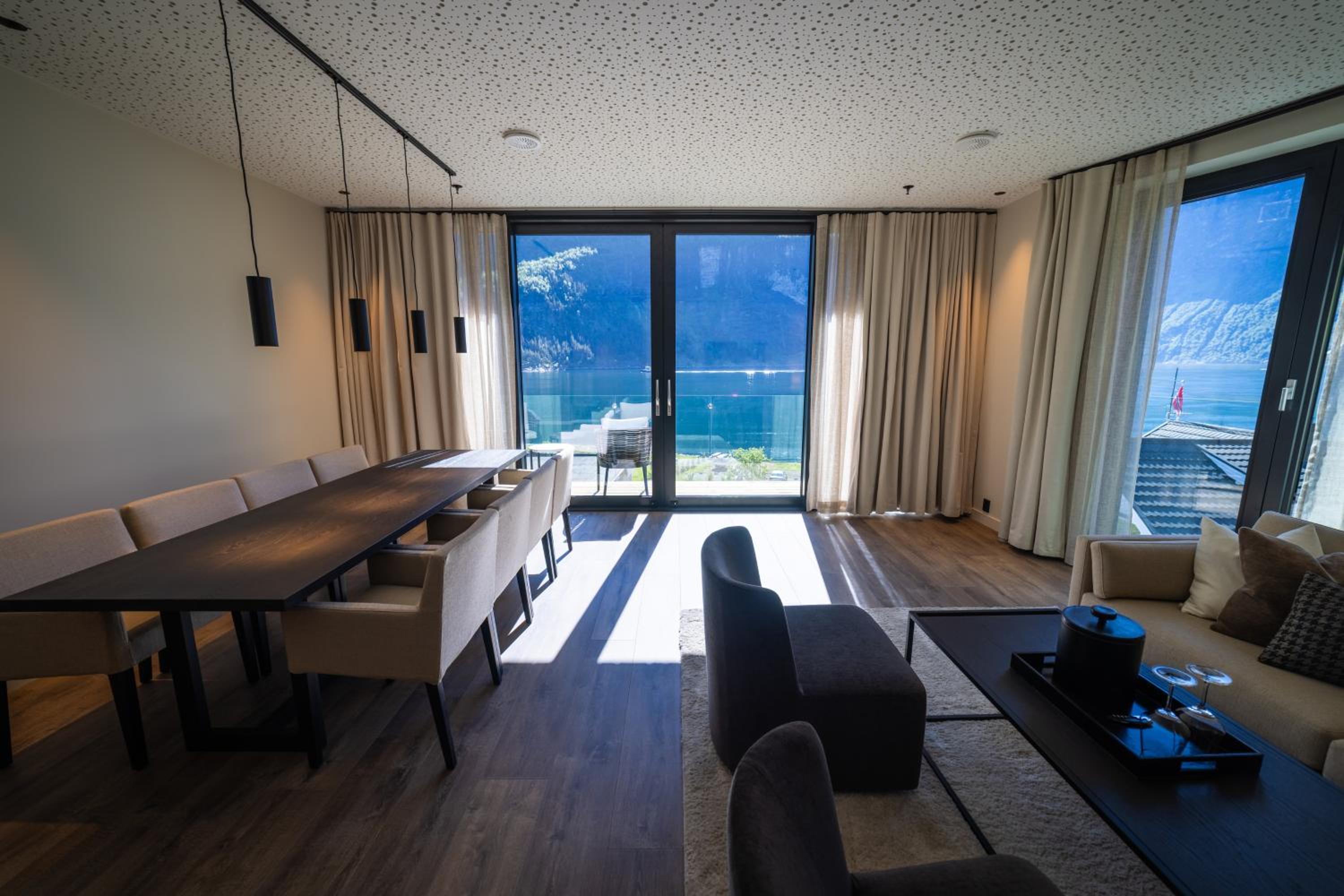 Deluxe Suite with Sea View - Photo 13