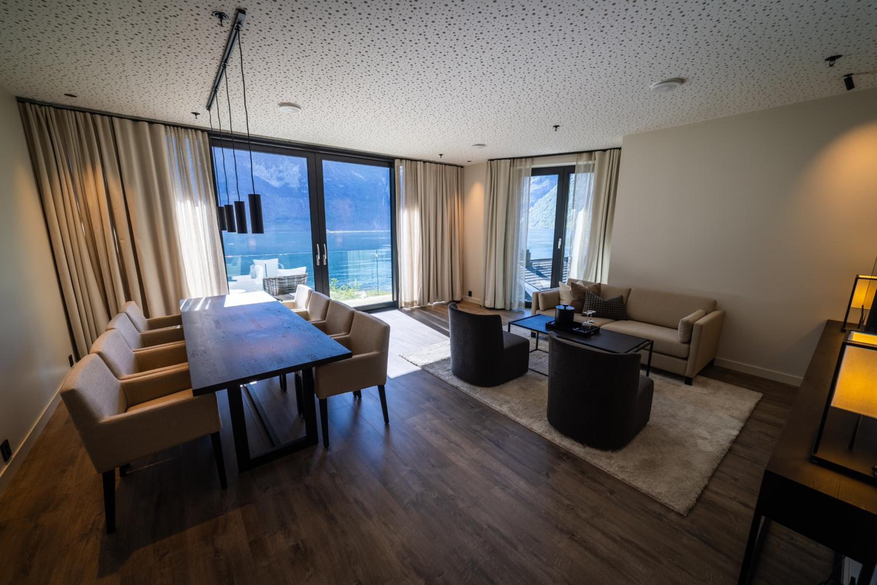 Deluxe Suite with Sea View - Photo 4