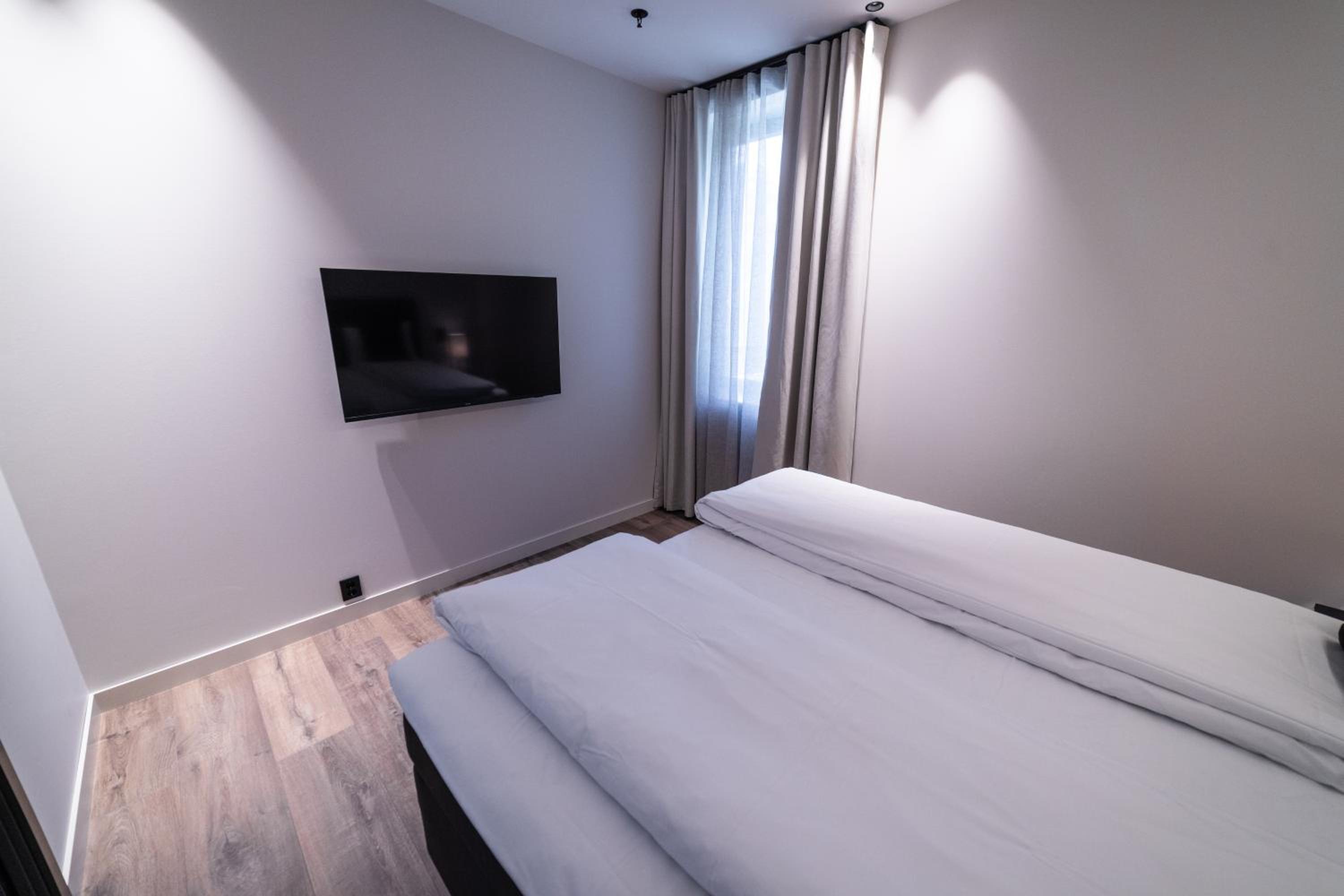 Deluxe Suite with Sea View - Photo 5