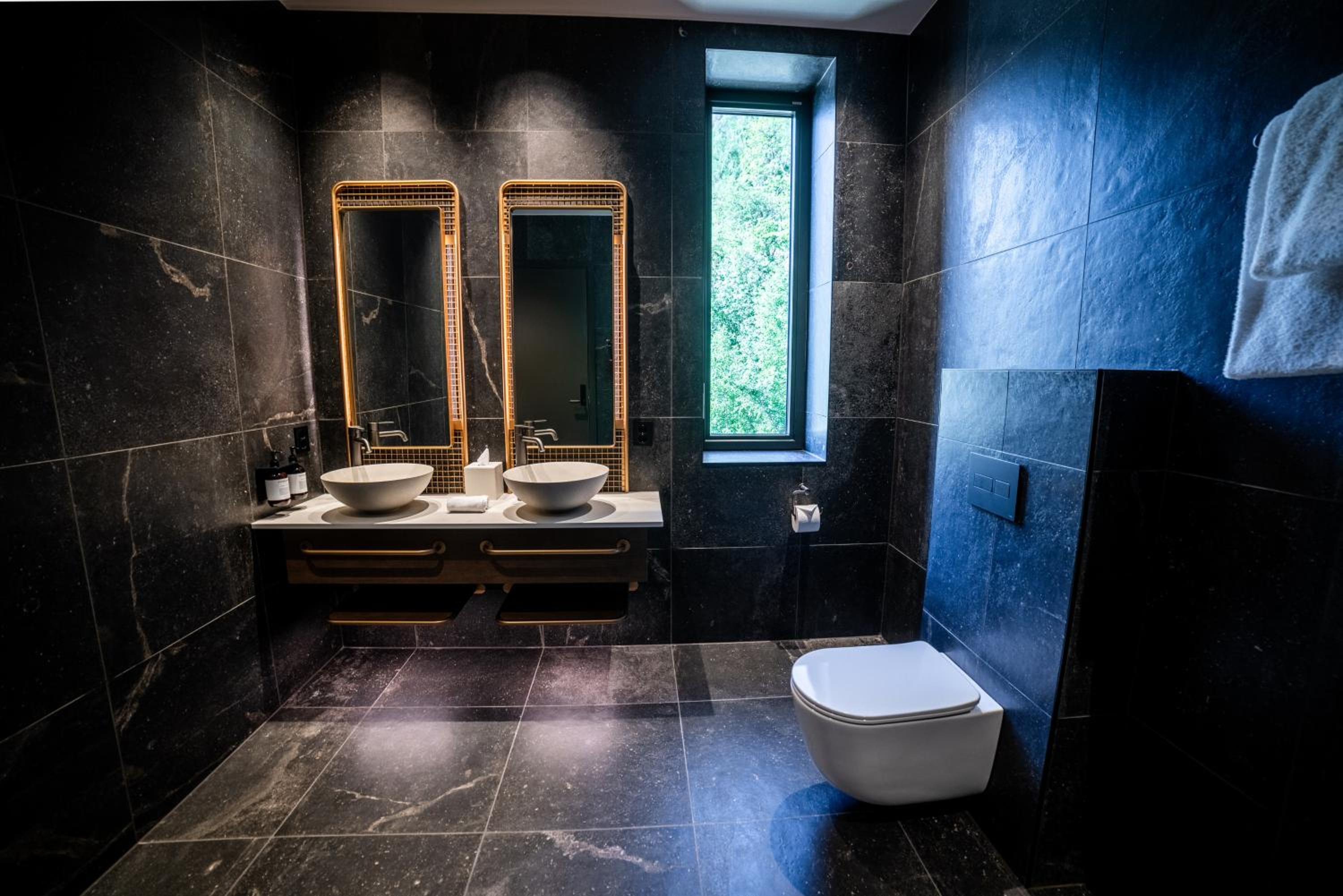 Deluxe Suite with Sea View - Photo 8