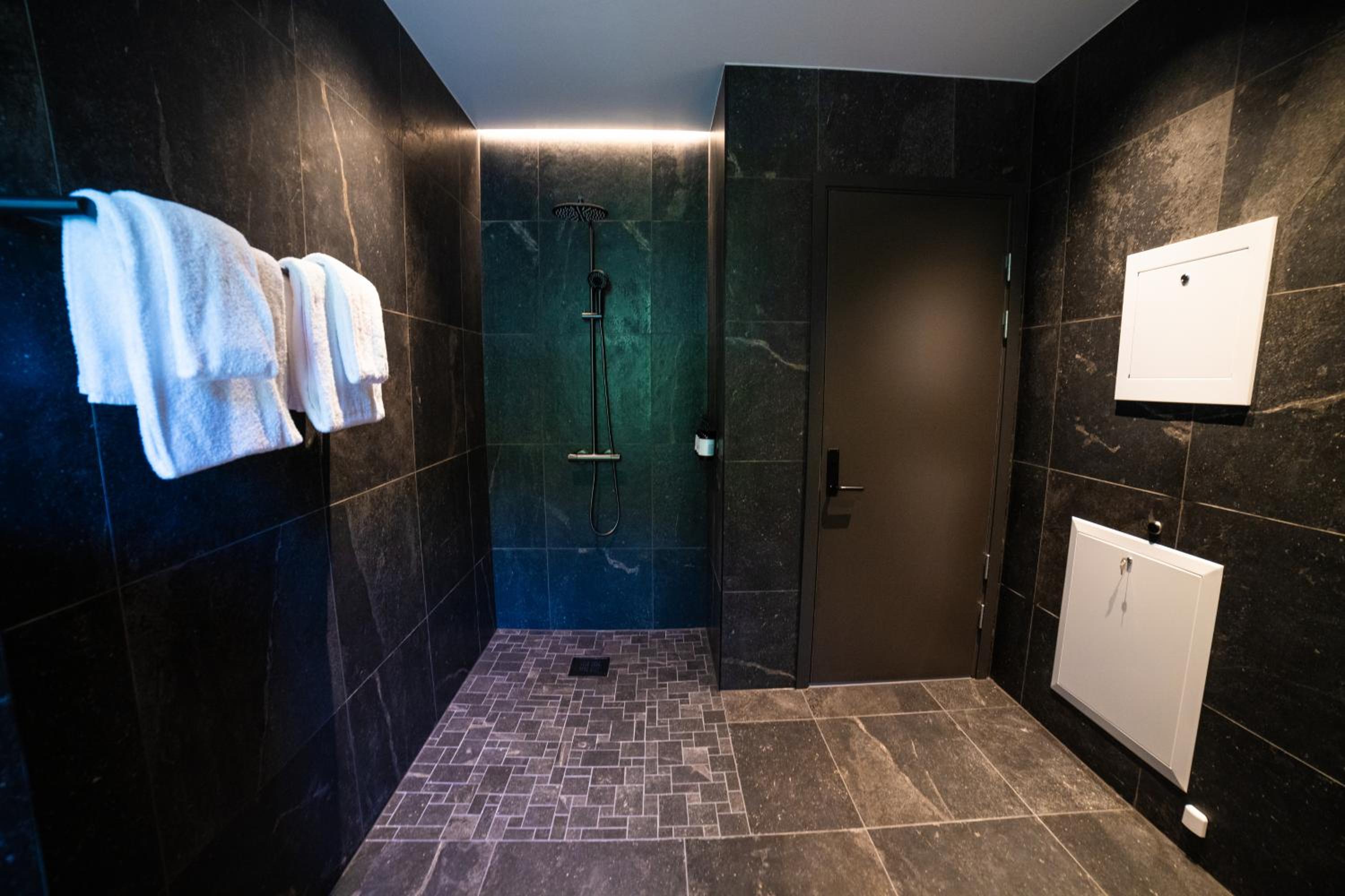 Deluxe Suite with Sea View - Photo 12