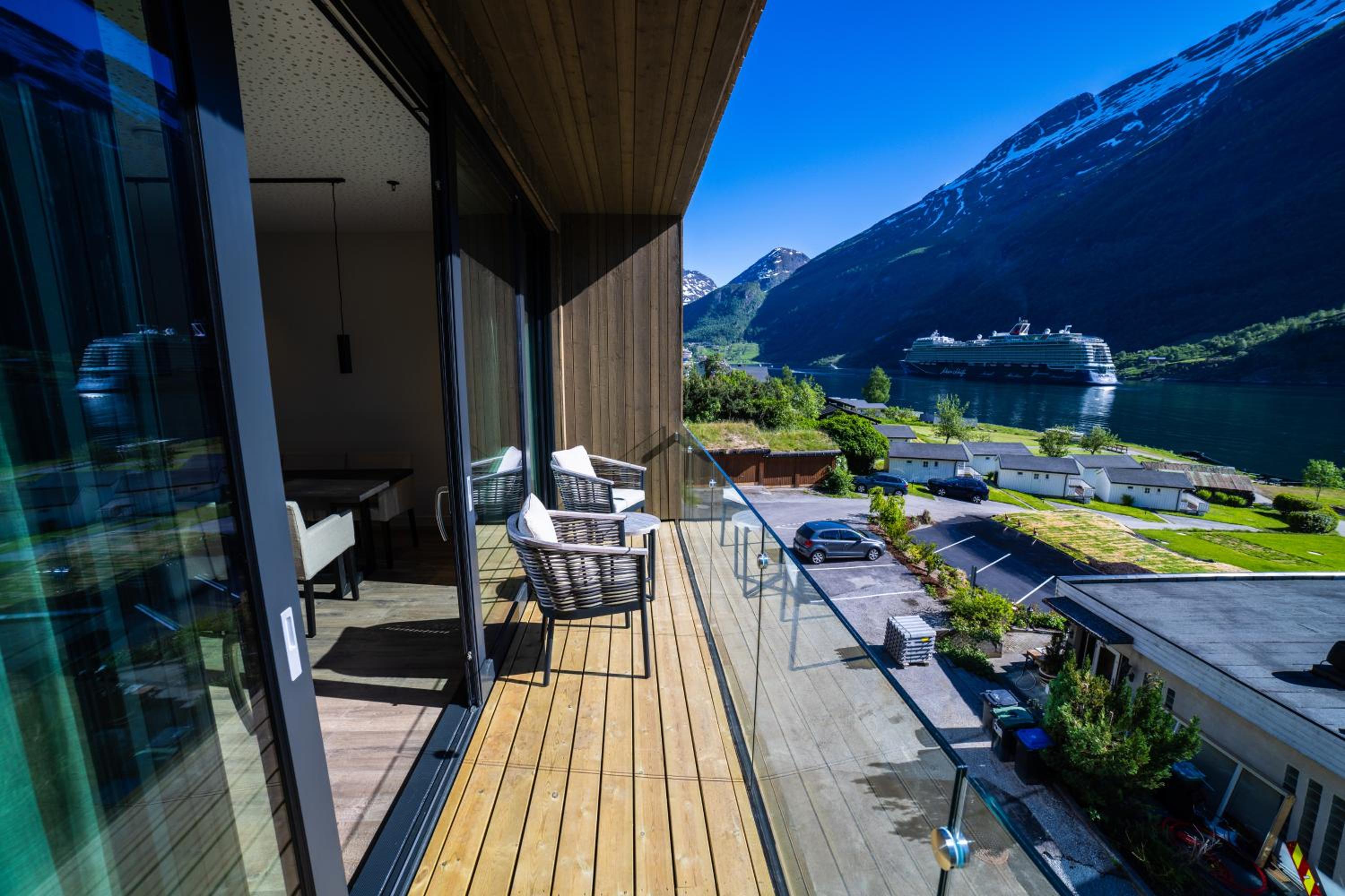 Deluxe Suite with Sea View - Photo 2