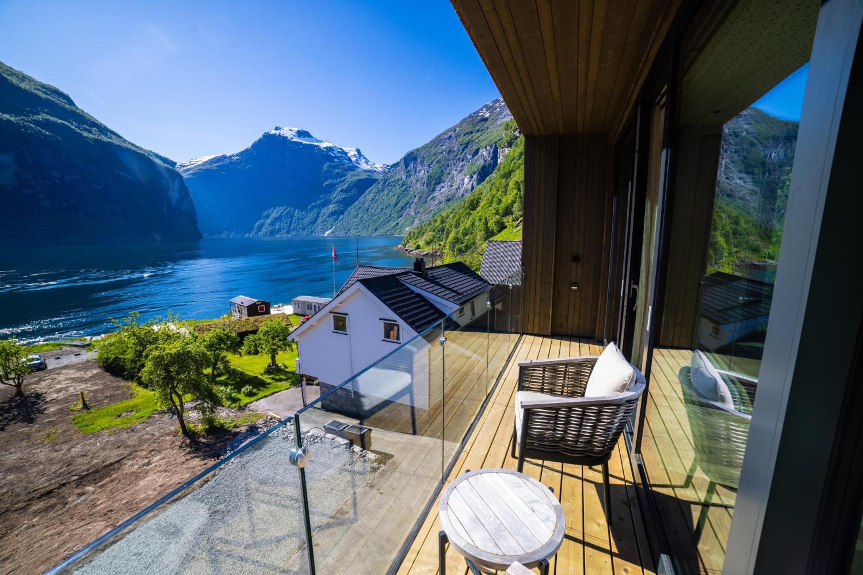 Deluxe Suite with Sea View - Photo 3