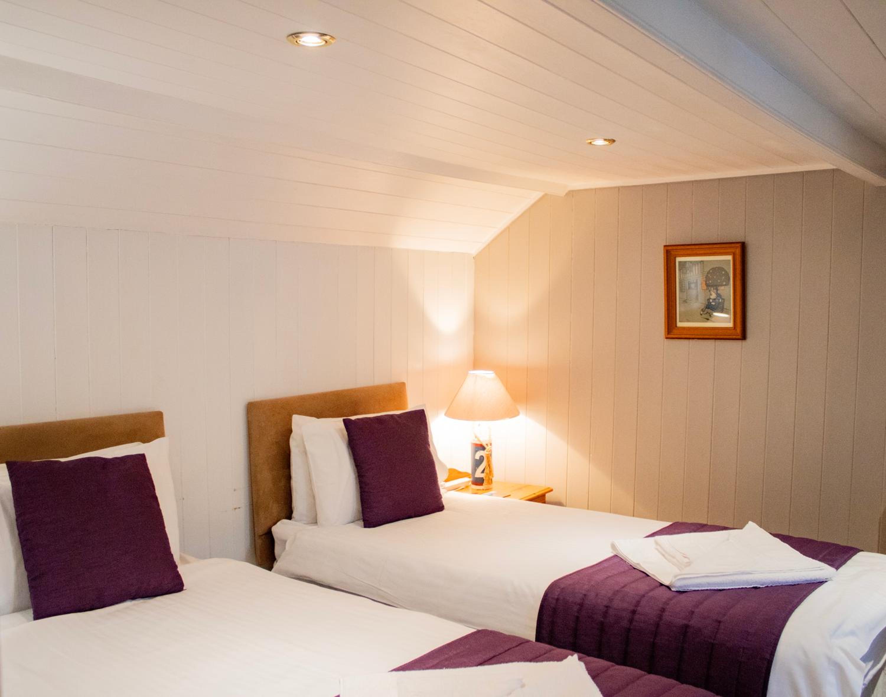 Standard King Room - Photo 5