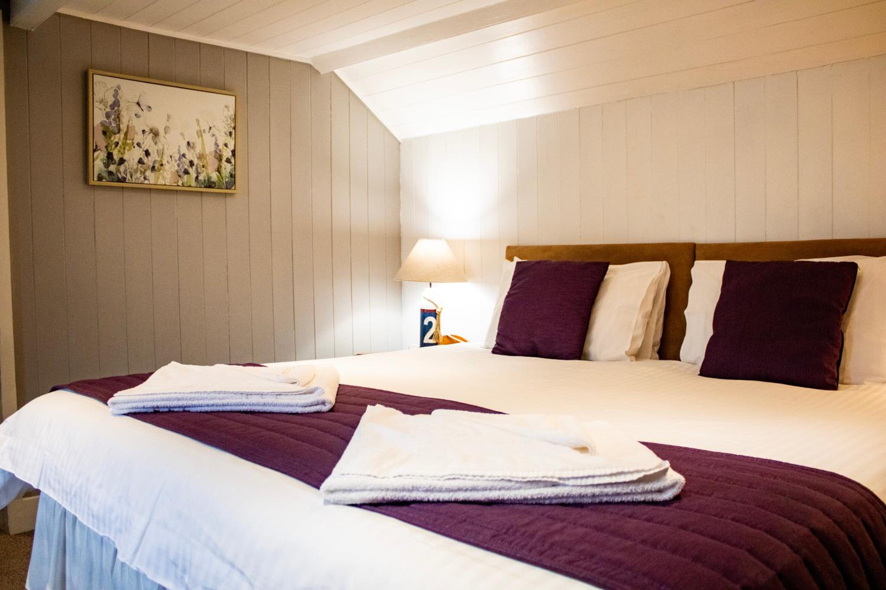 Standard King Room - Photo 7