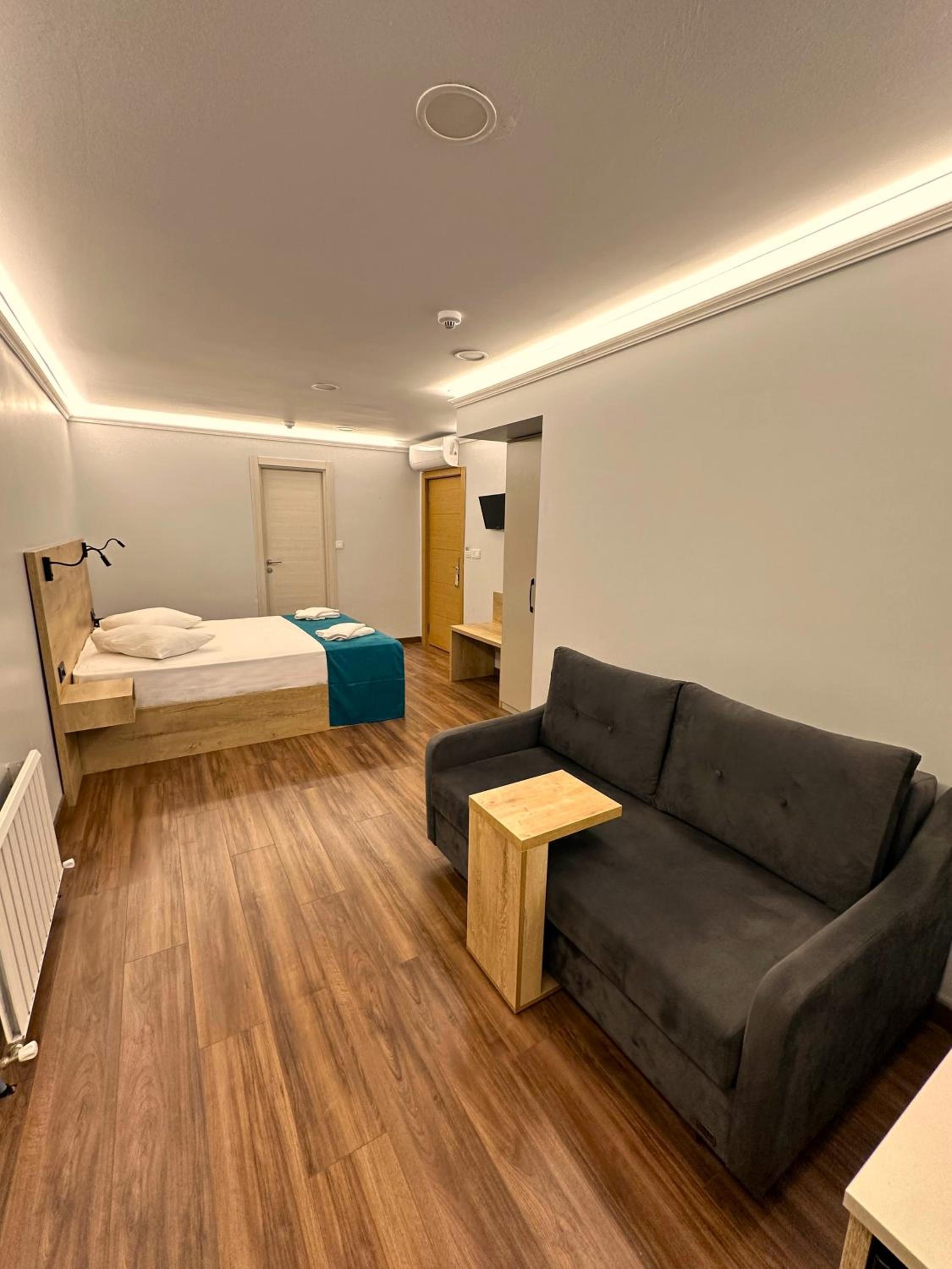 Deluxe Double Room (2 Adults + 1 Child) photo 2