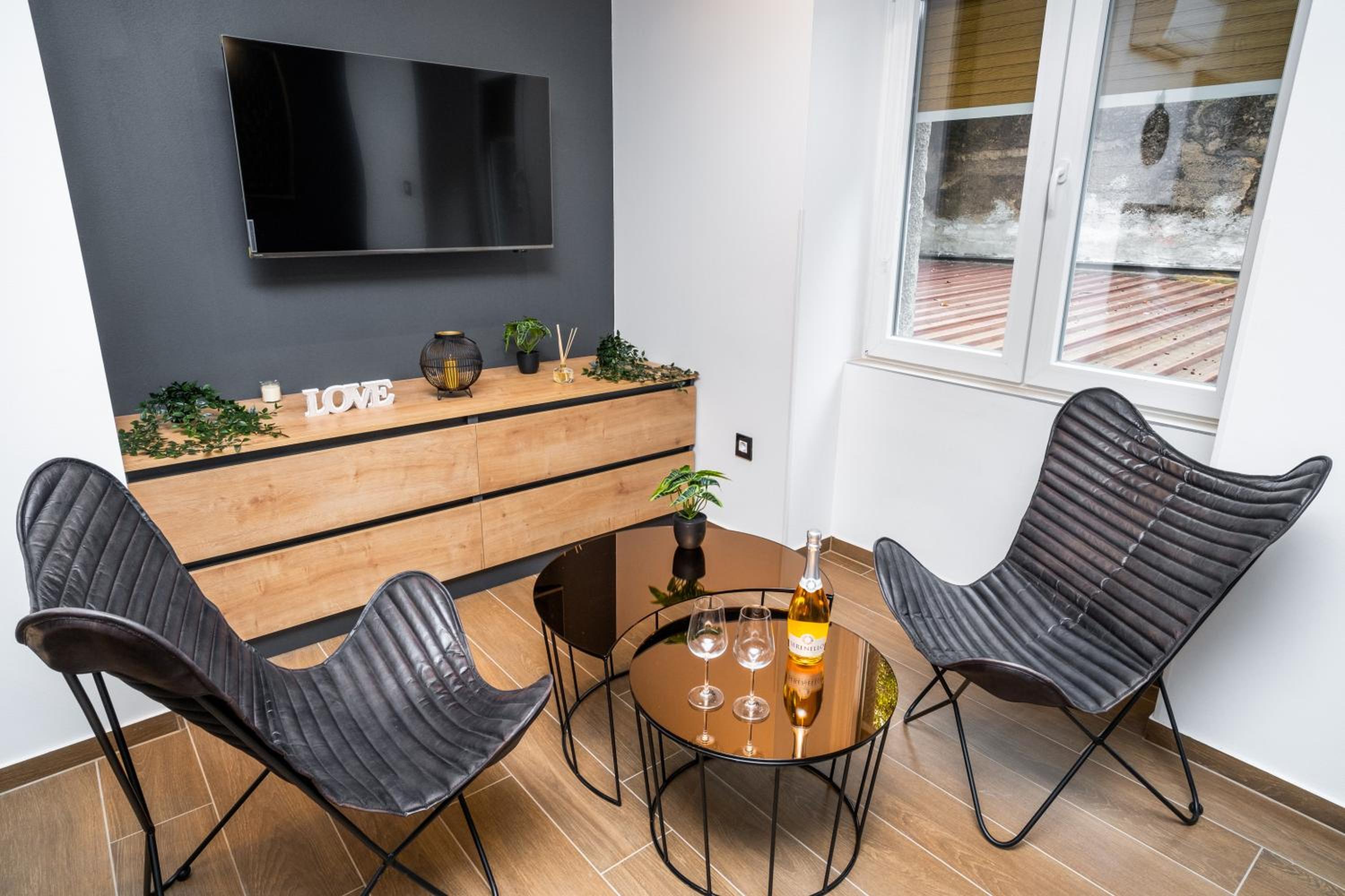 One-Bedroom Deluxe Apartment