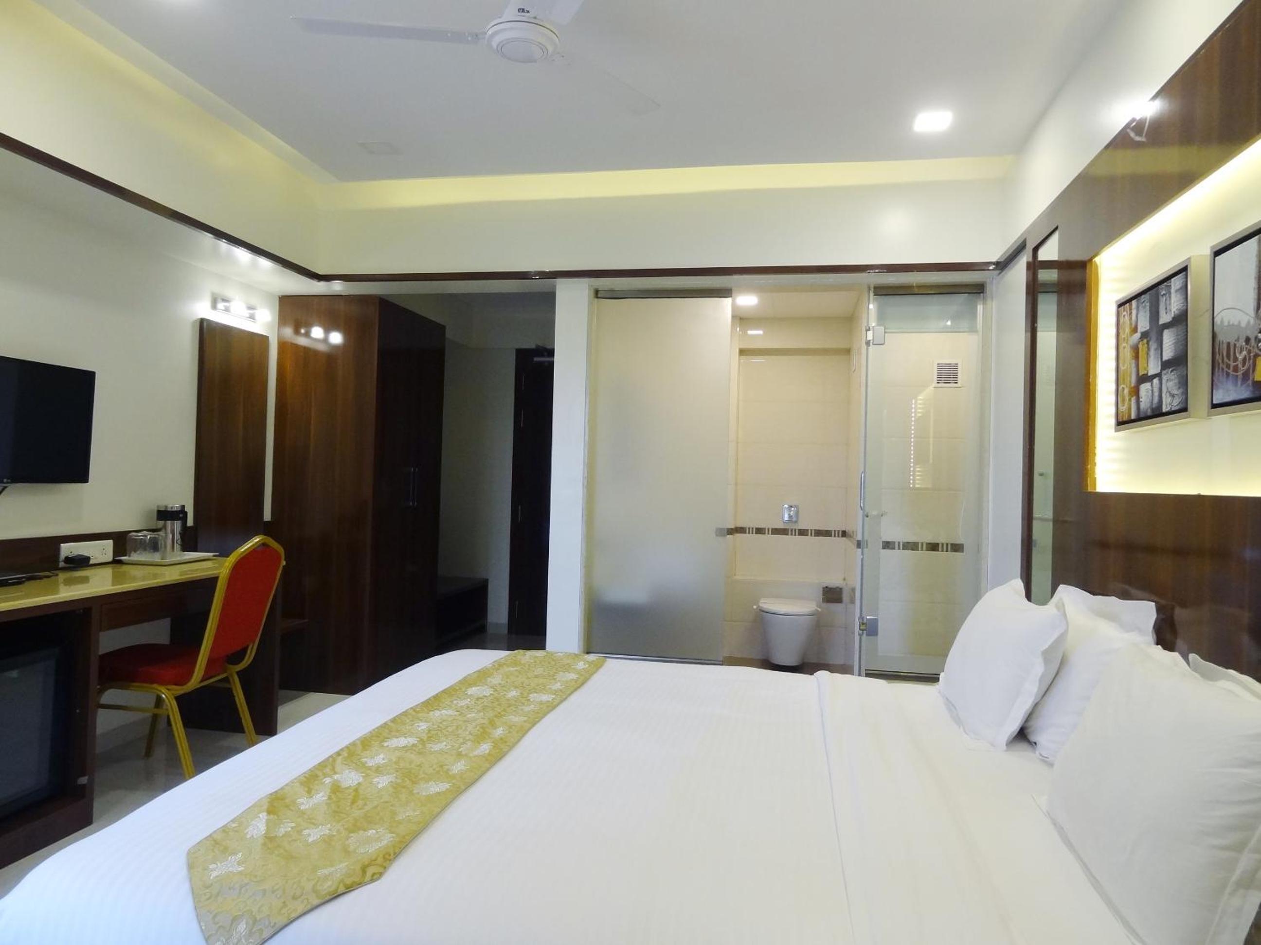 Deluxe King Room - Photo 1