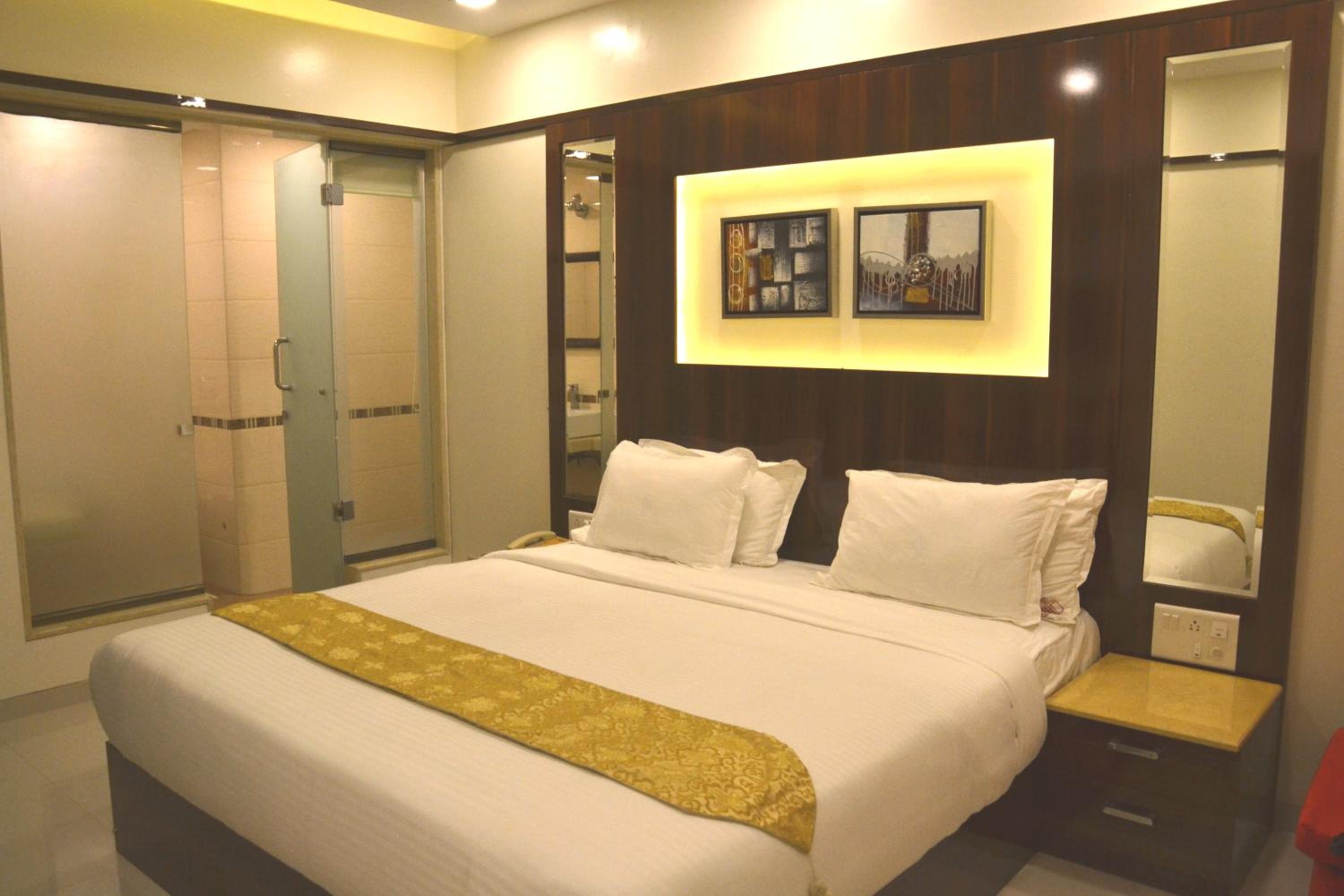 Deluxe King Room - Photo 2