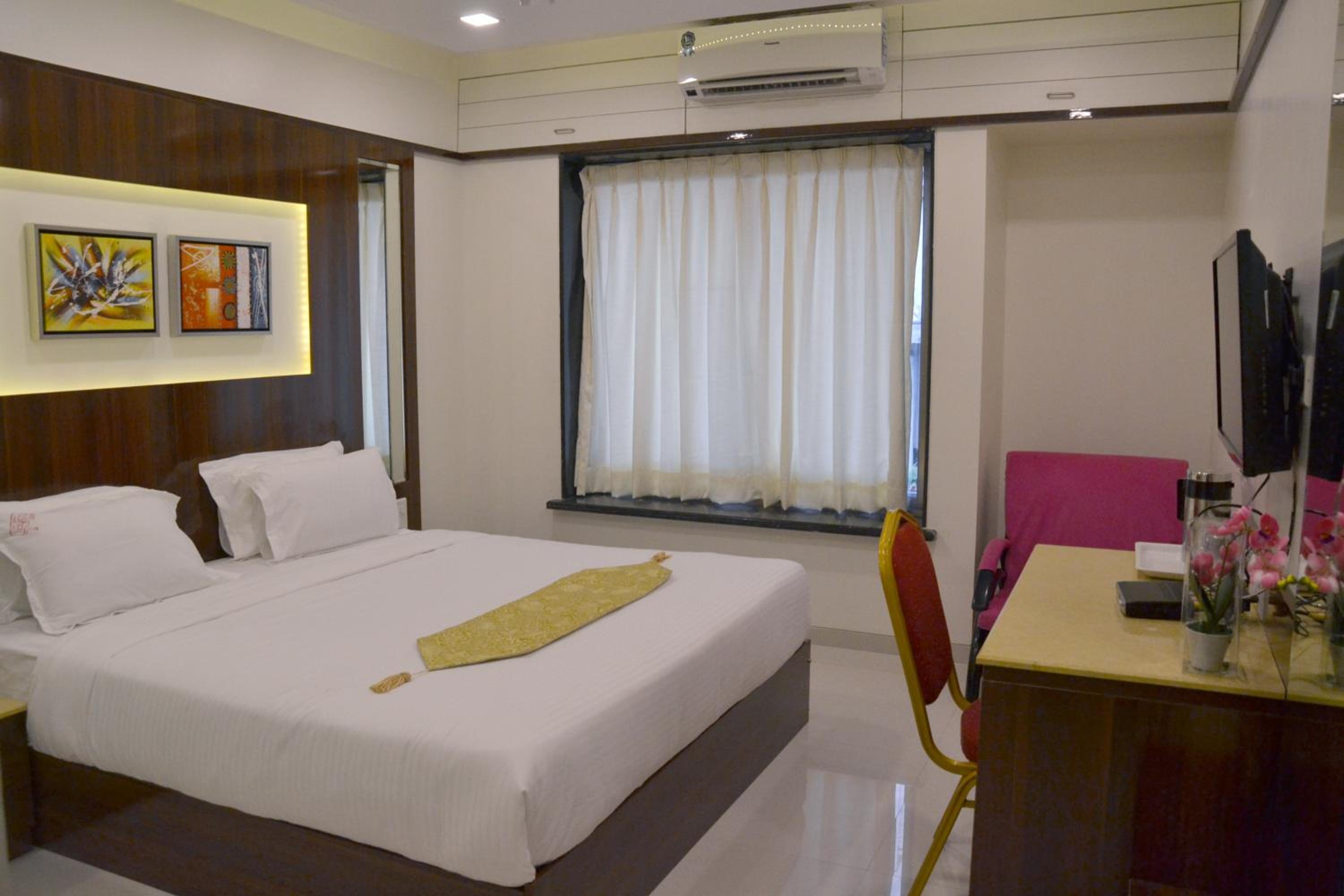 Deluxe King Room - Photo 3