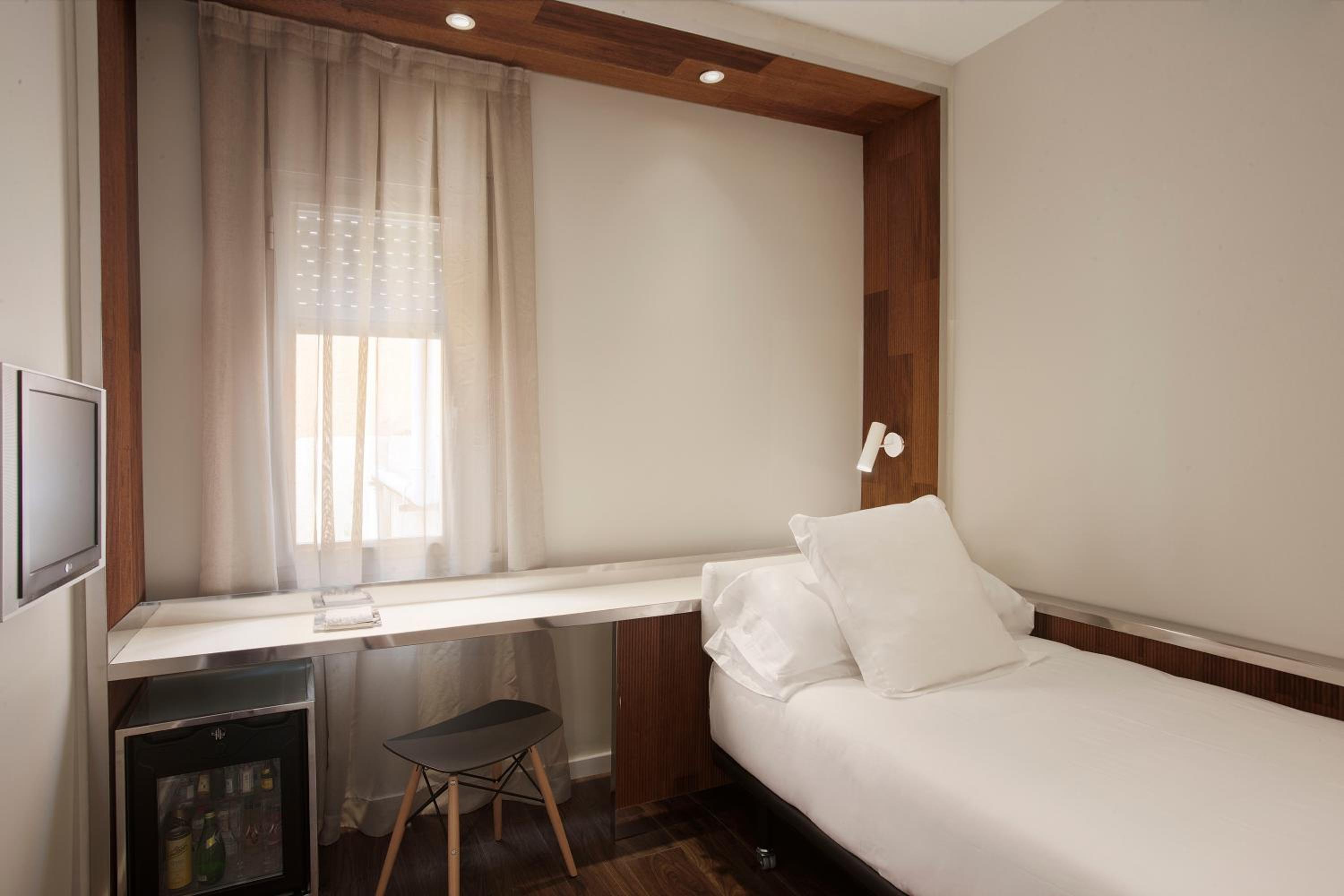 Single Room thumbnail 5