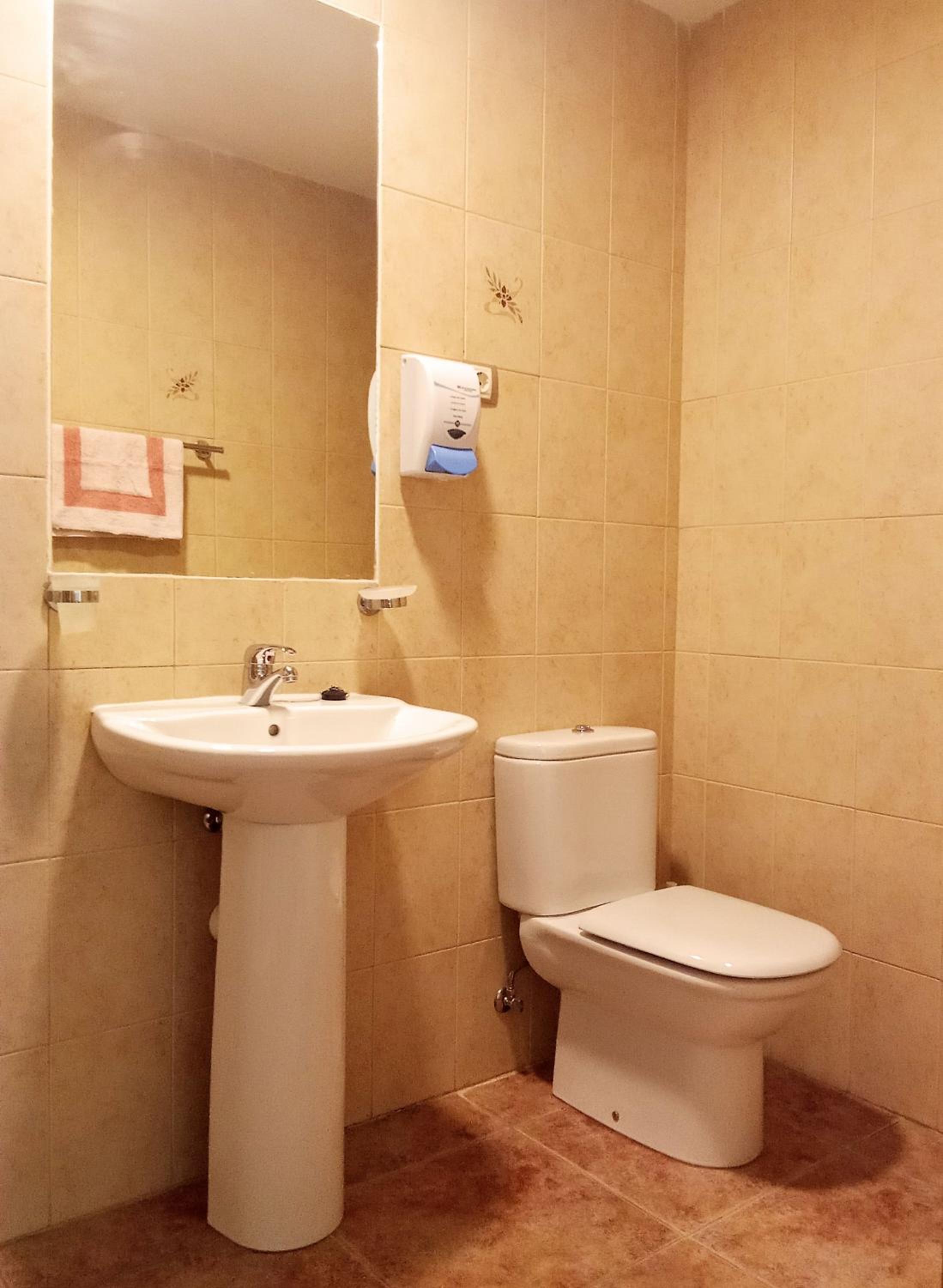 Twin Room - Photo 3