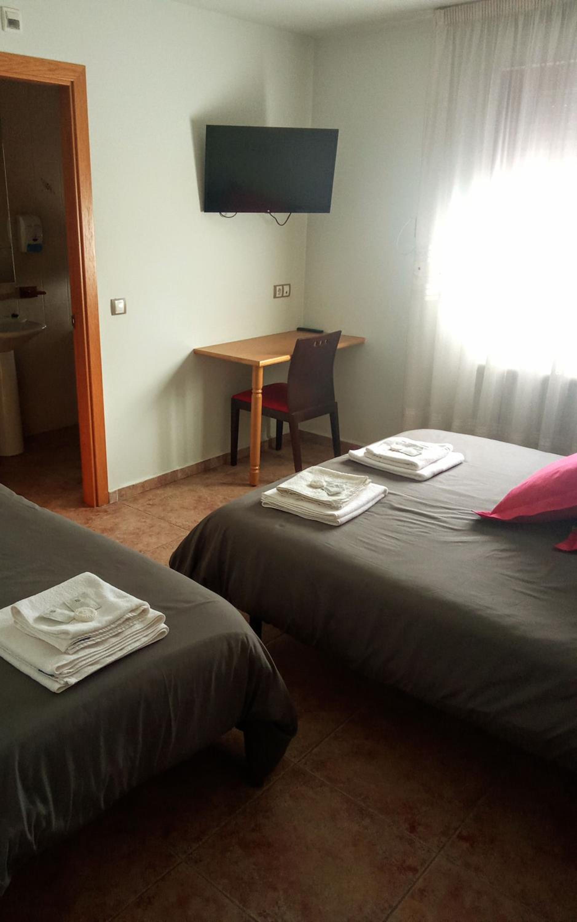 Deluxe Double Room (2 Adults + 1 Child) - Photo 4