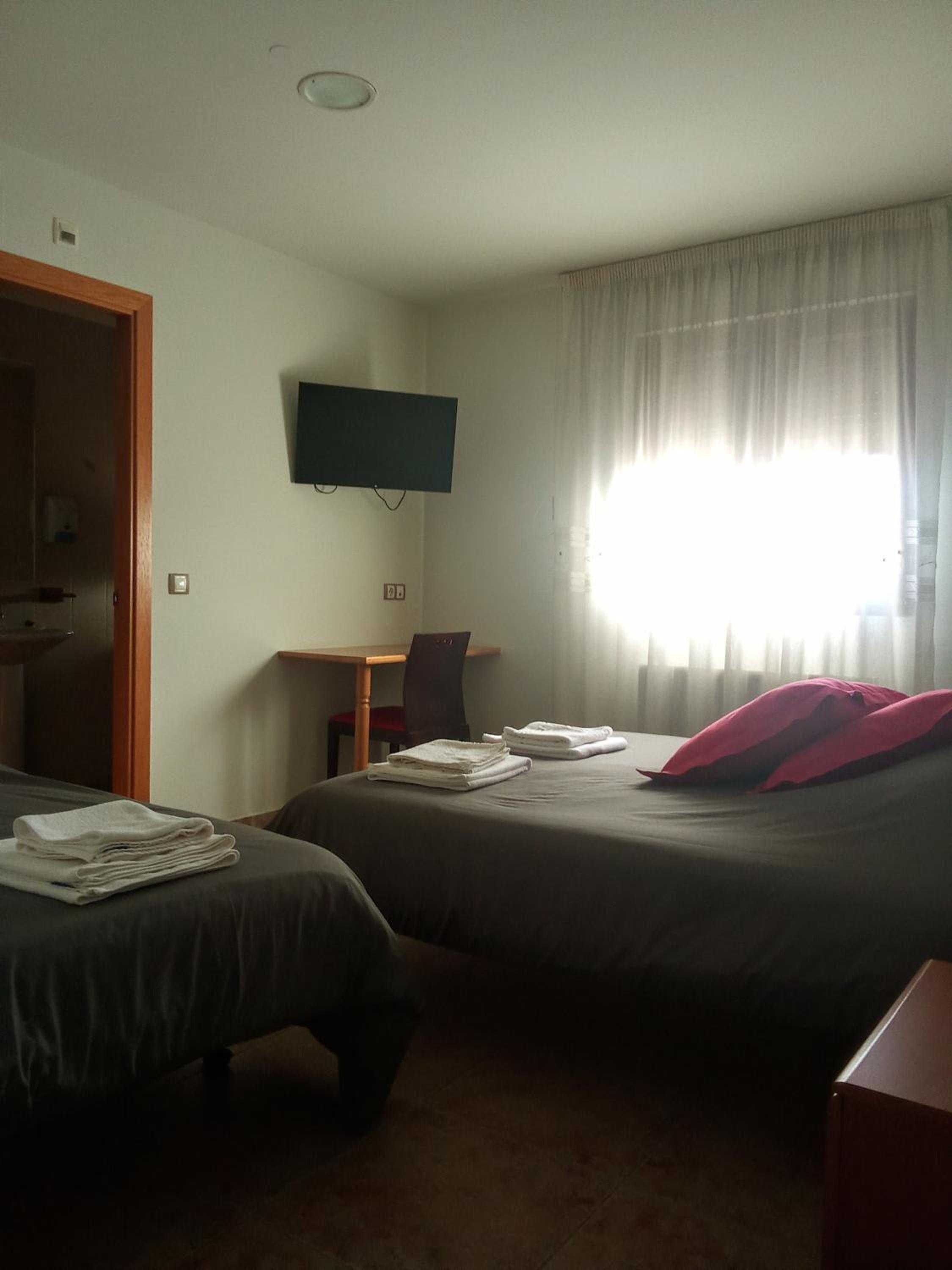 Deluxe Double Room (2 Adults + 1 Child) - Photo 8