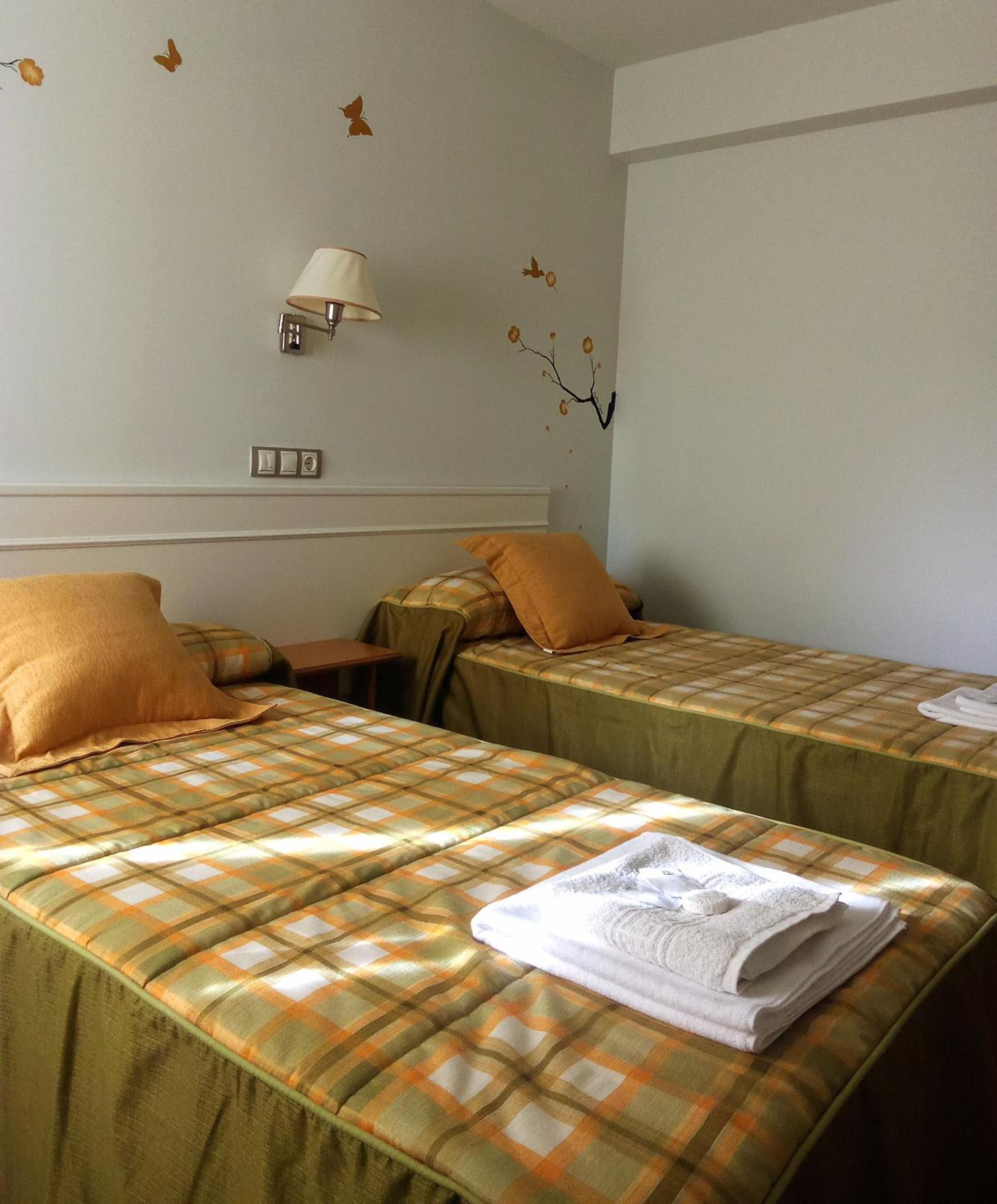 Twin Room - Photo 4