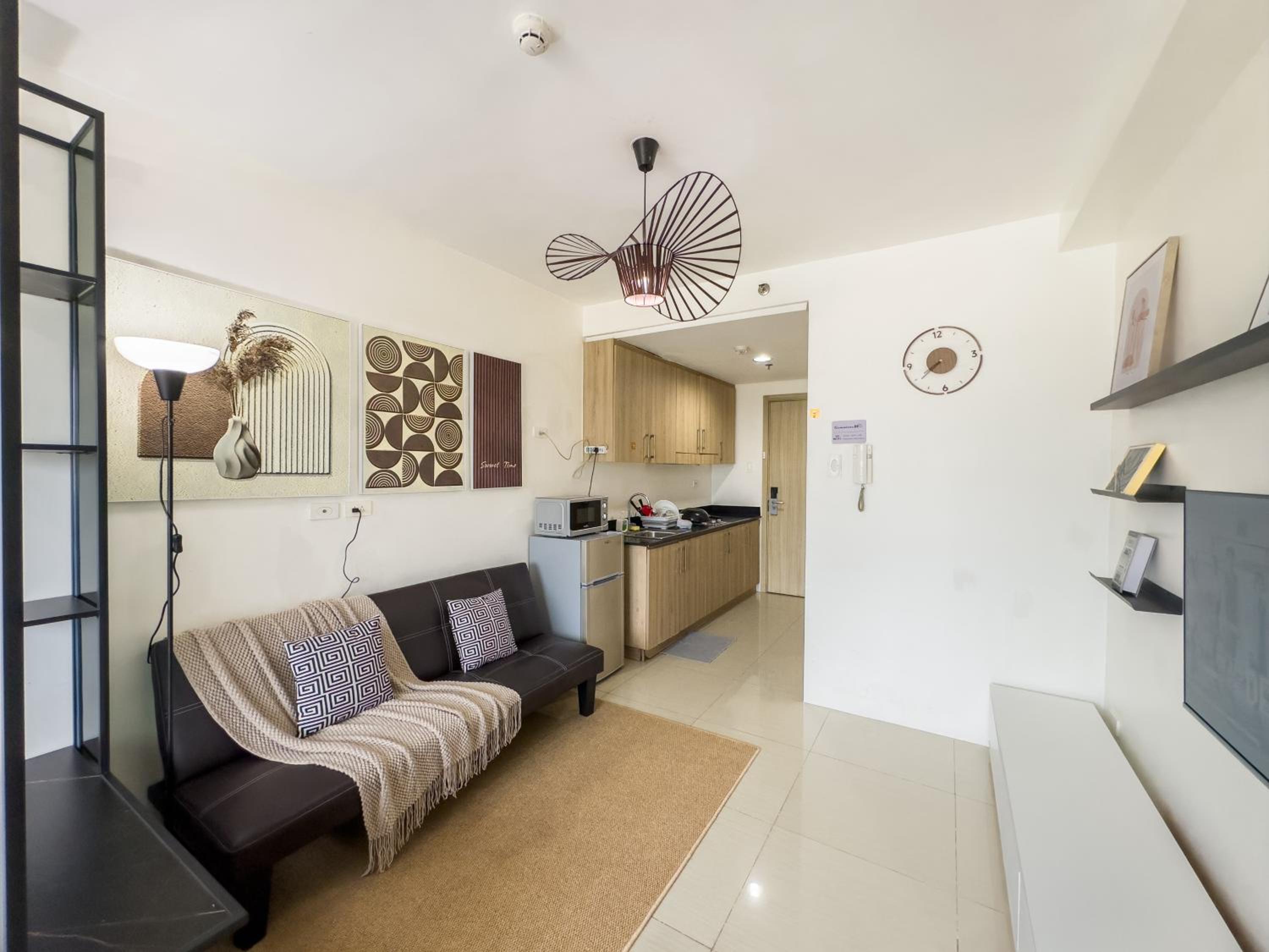 One-Bedroom Deluxe Apartment - Photo 2
