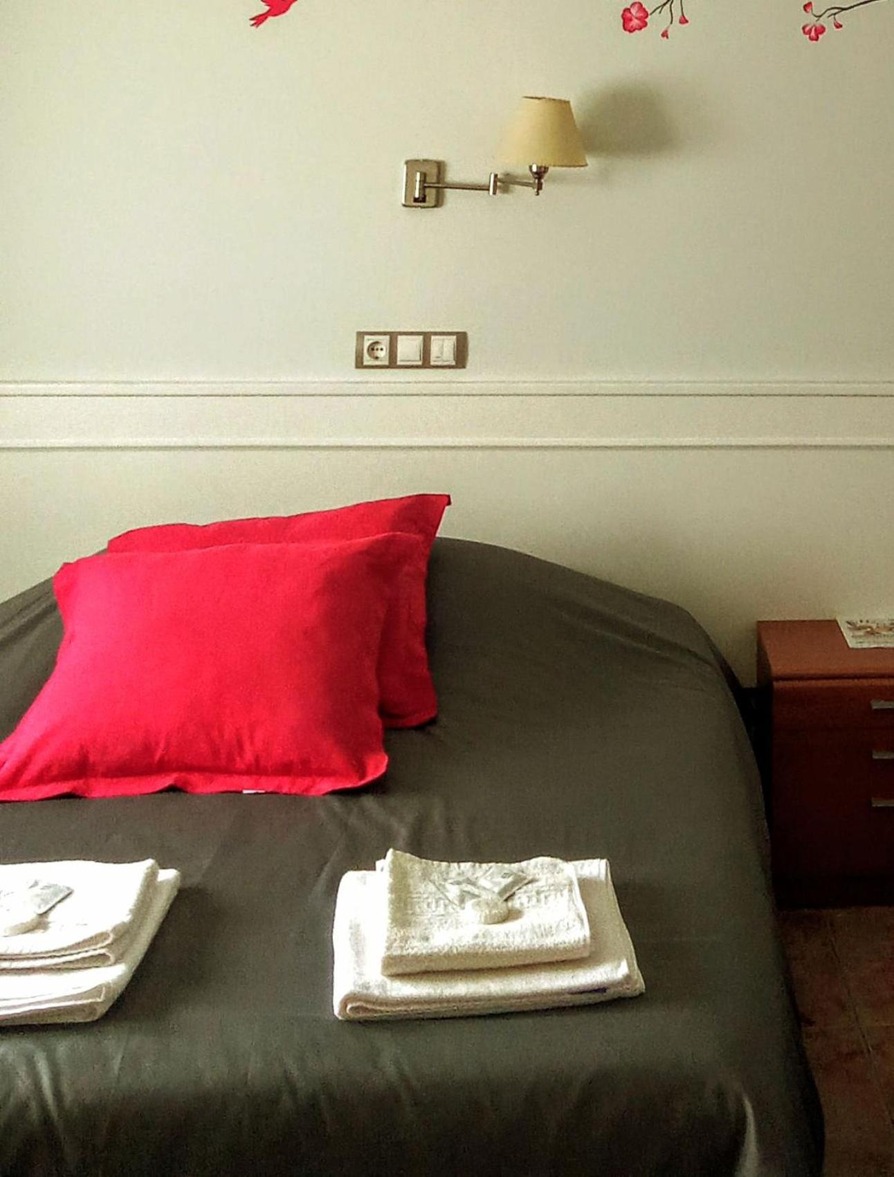 Deluxe Queen Room - Photo 7