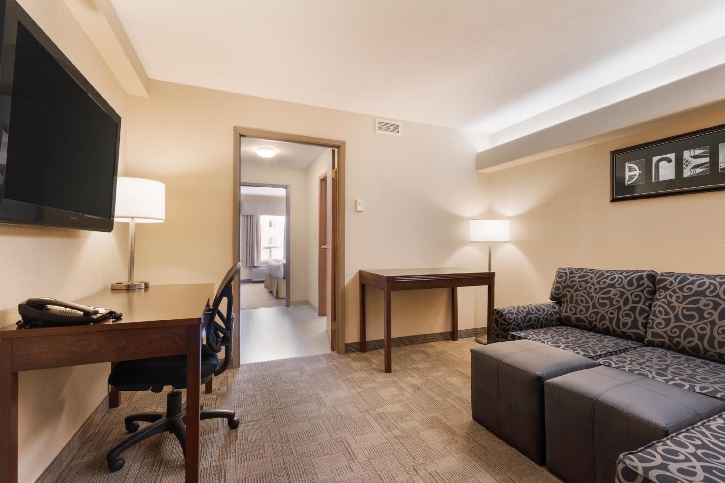 Two-Bedroom Executive King Suite with Sofa Bed - Non-Smoking - Photo 4
