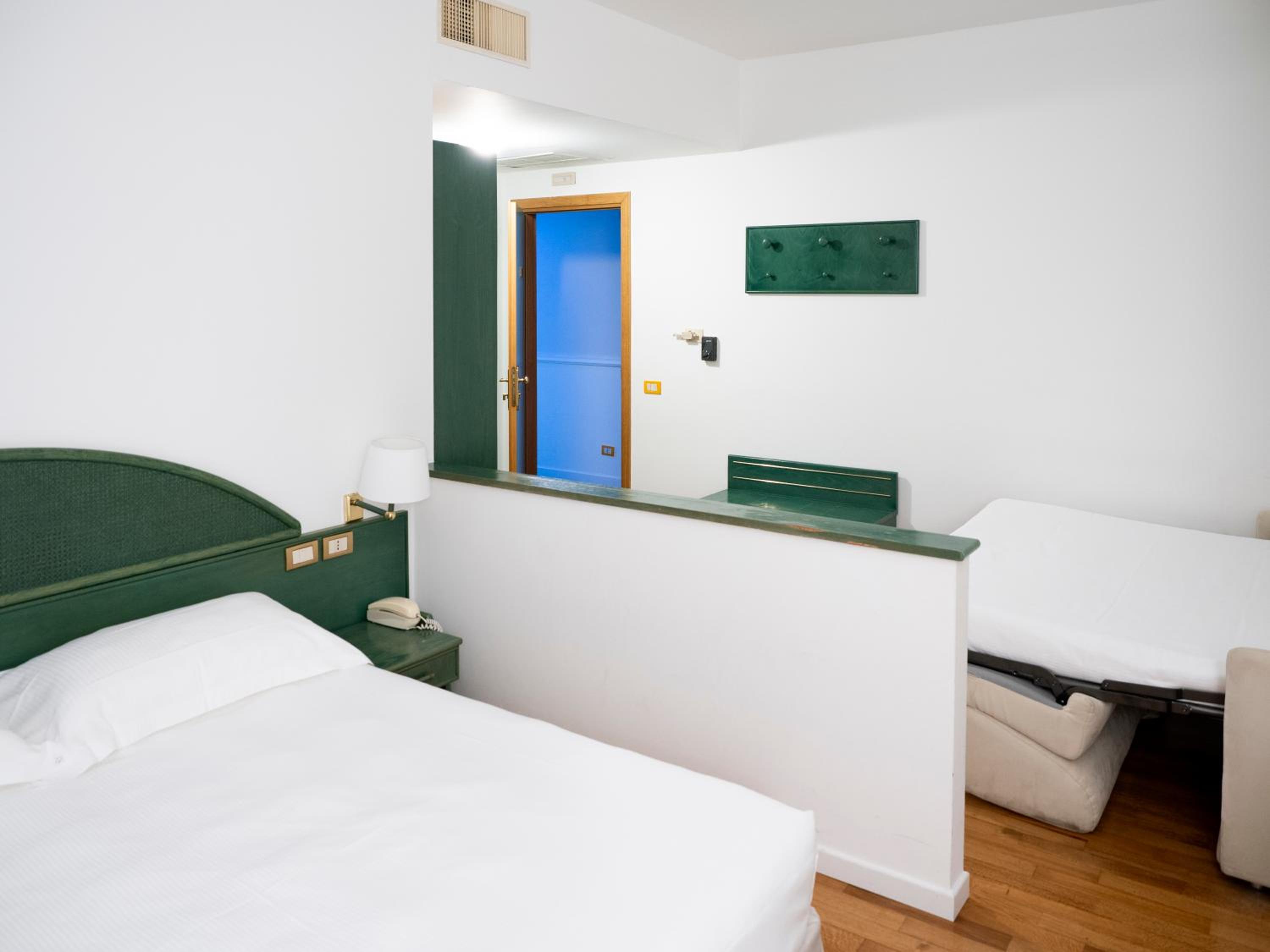 Quadruple Room - Photo 9