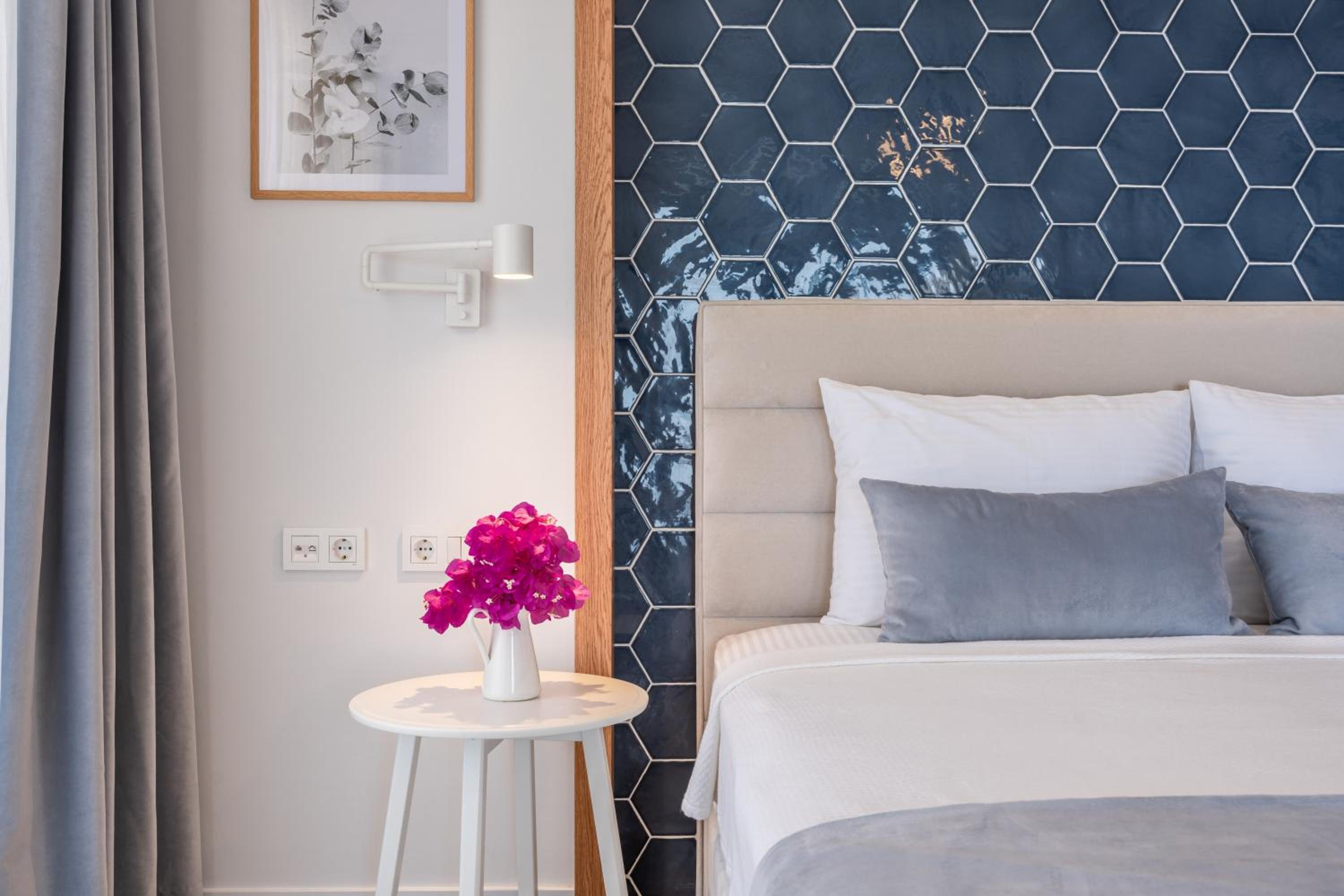 Deluxe Double Room with Balcony - Photo 12