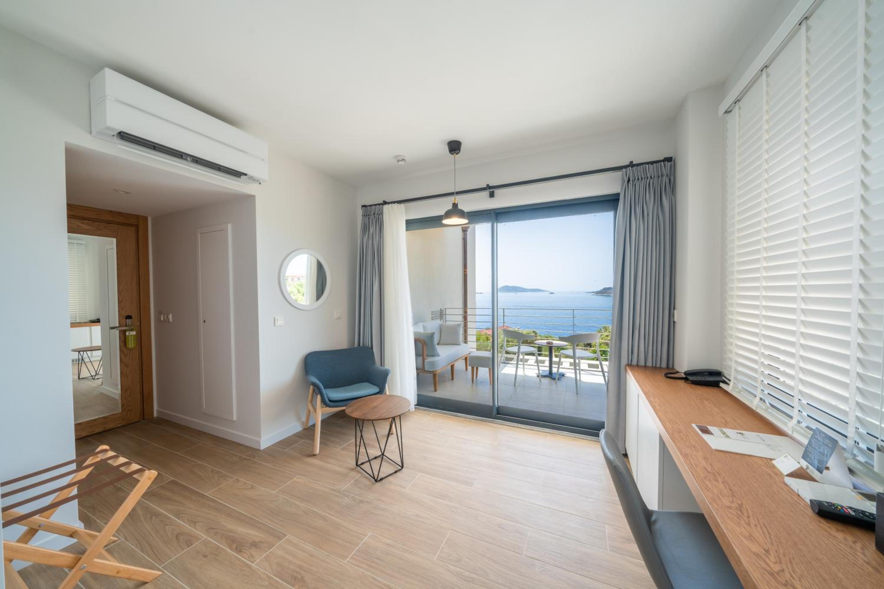 Deluxe Double Room with Balcony - Photo 10