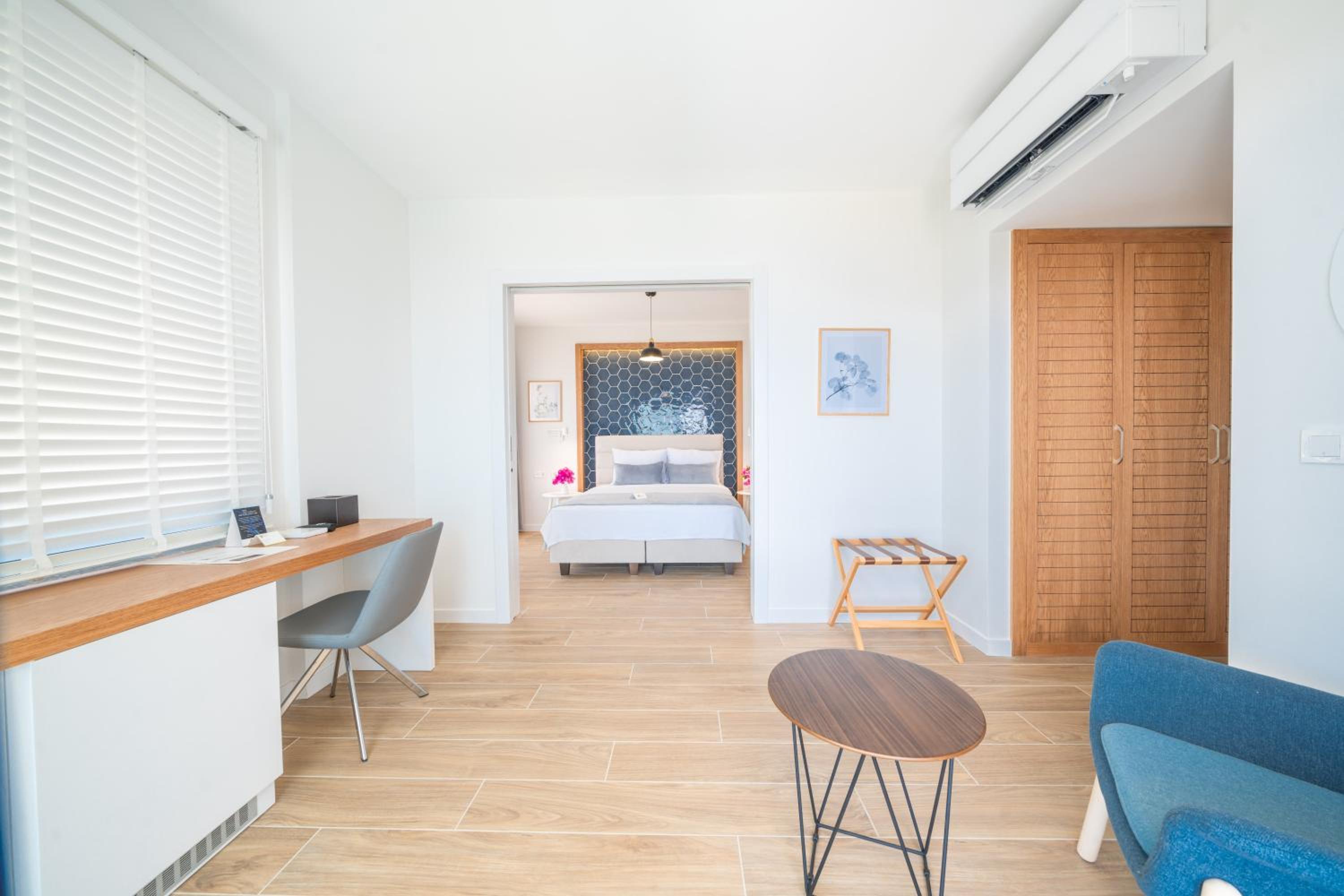 Deluxe Double Room with Balcony - Photo 13