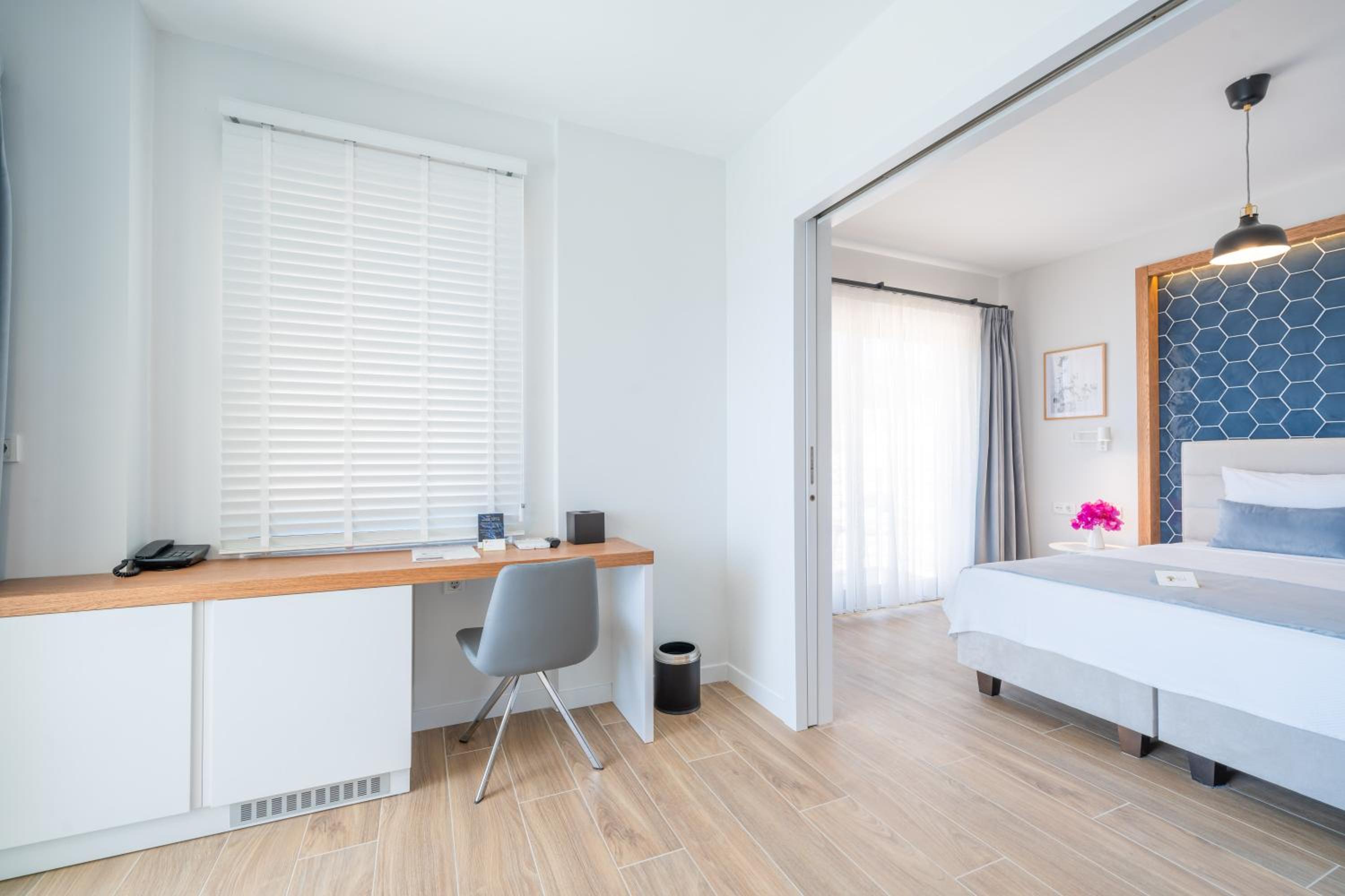 Deluxe Double Room with Balcony - Photo 9