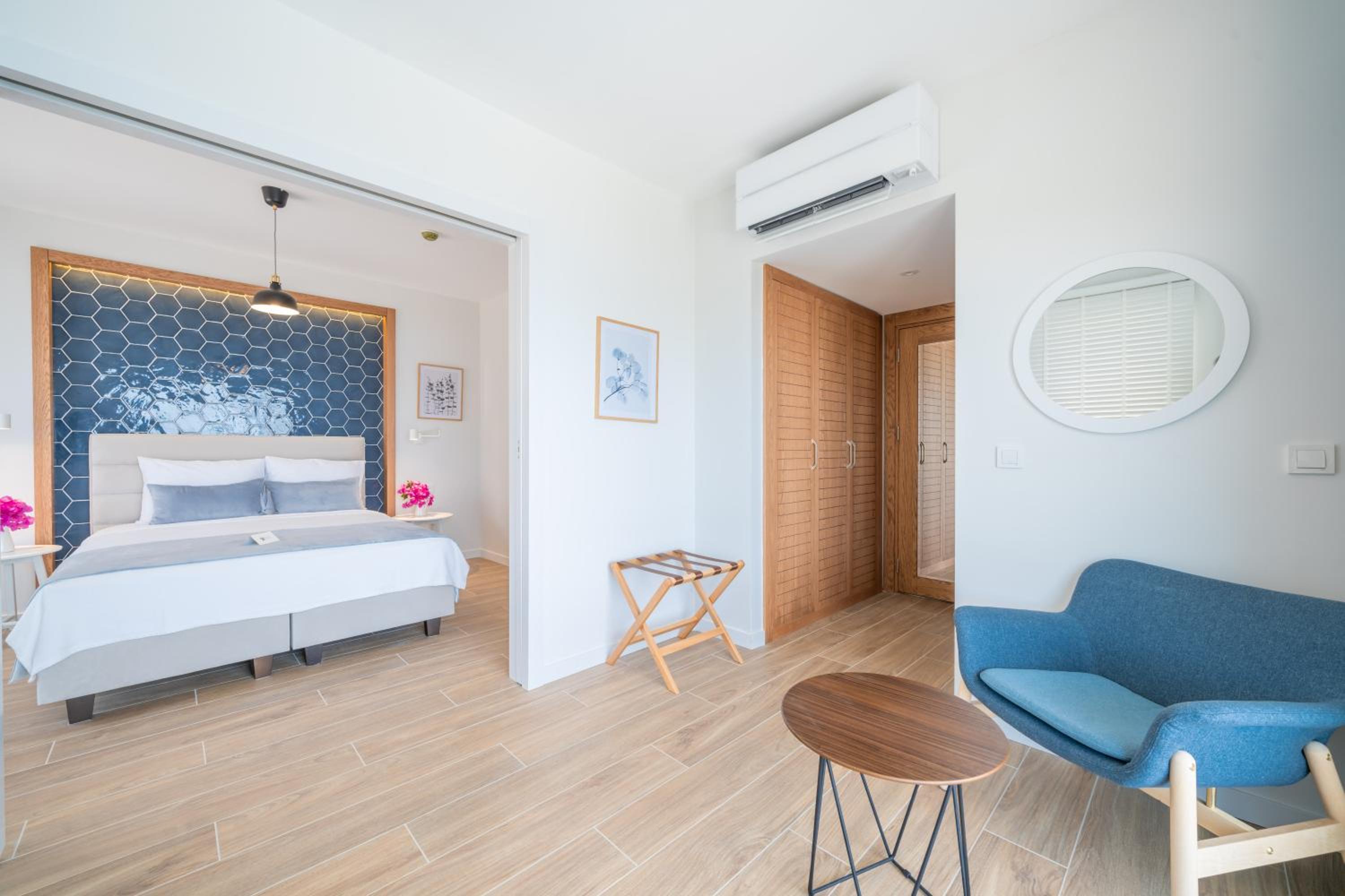 Deluxe Double Room with Balcony - Photo 8
