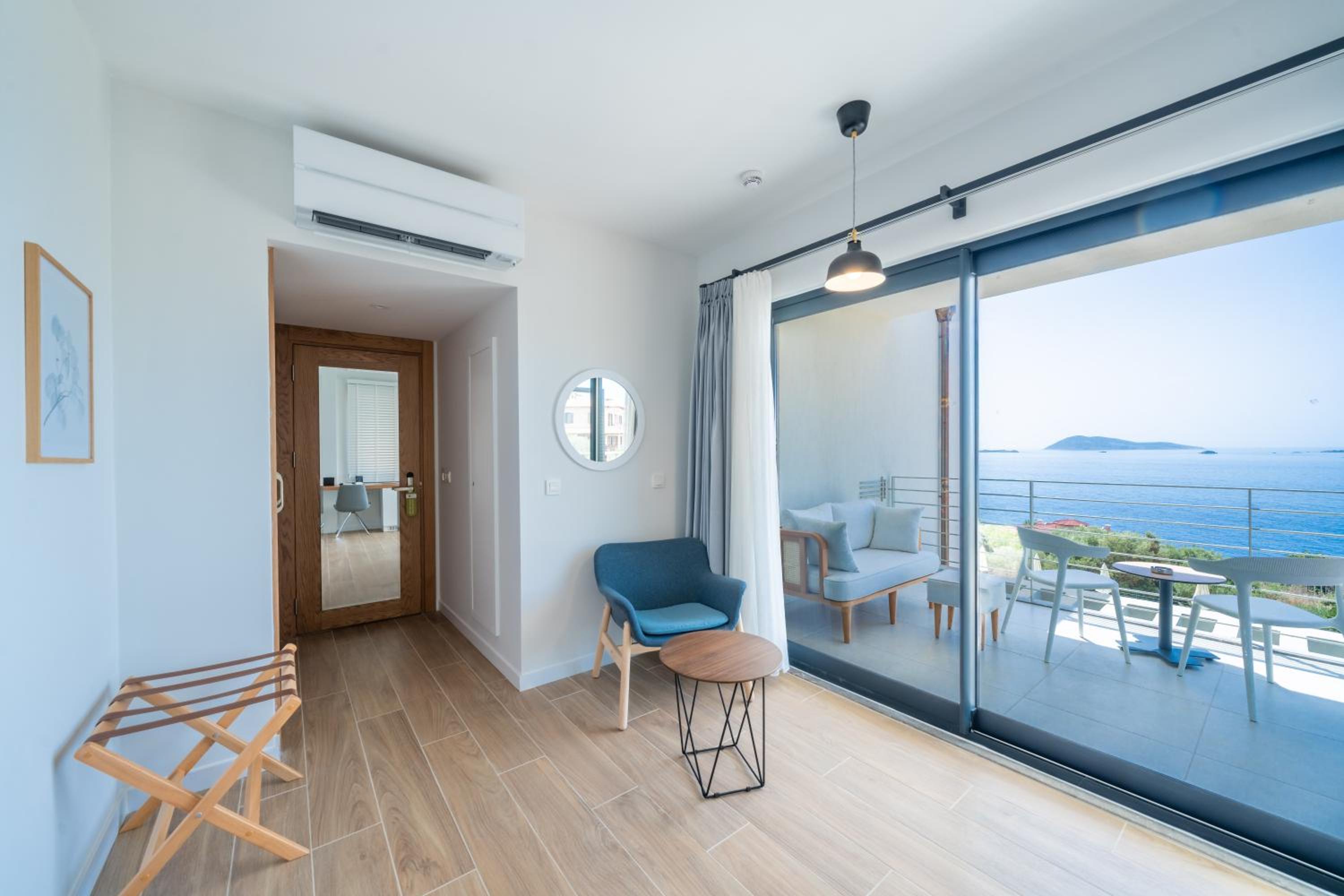 Deluxe Double Room with Balcony - Photo 14