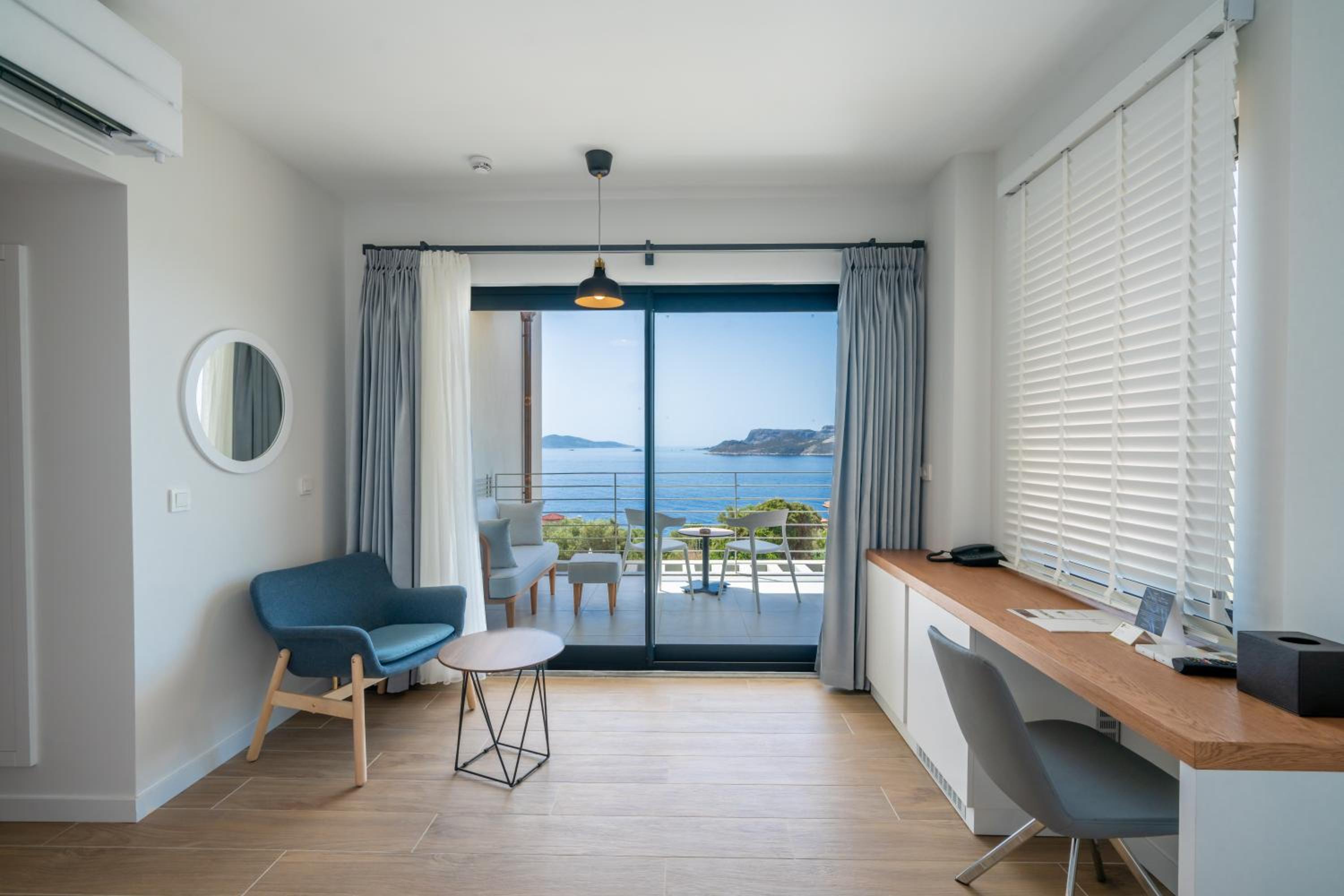 Deluxe Double Room with Balcony - Photo 7
