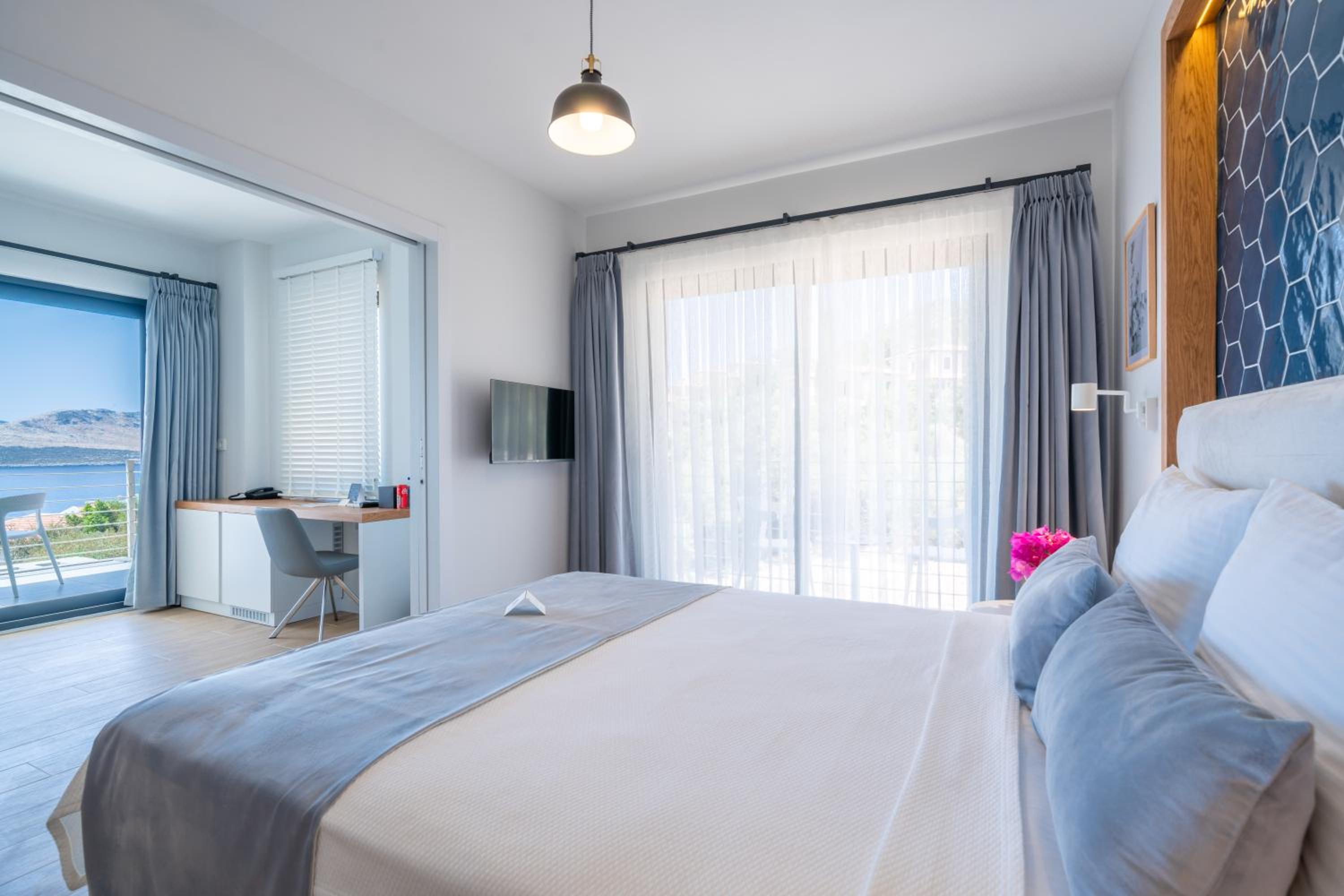 Deluxe Double Room with Balcony - Photo 6
