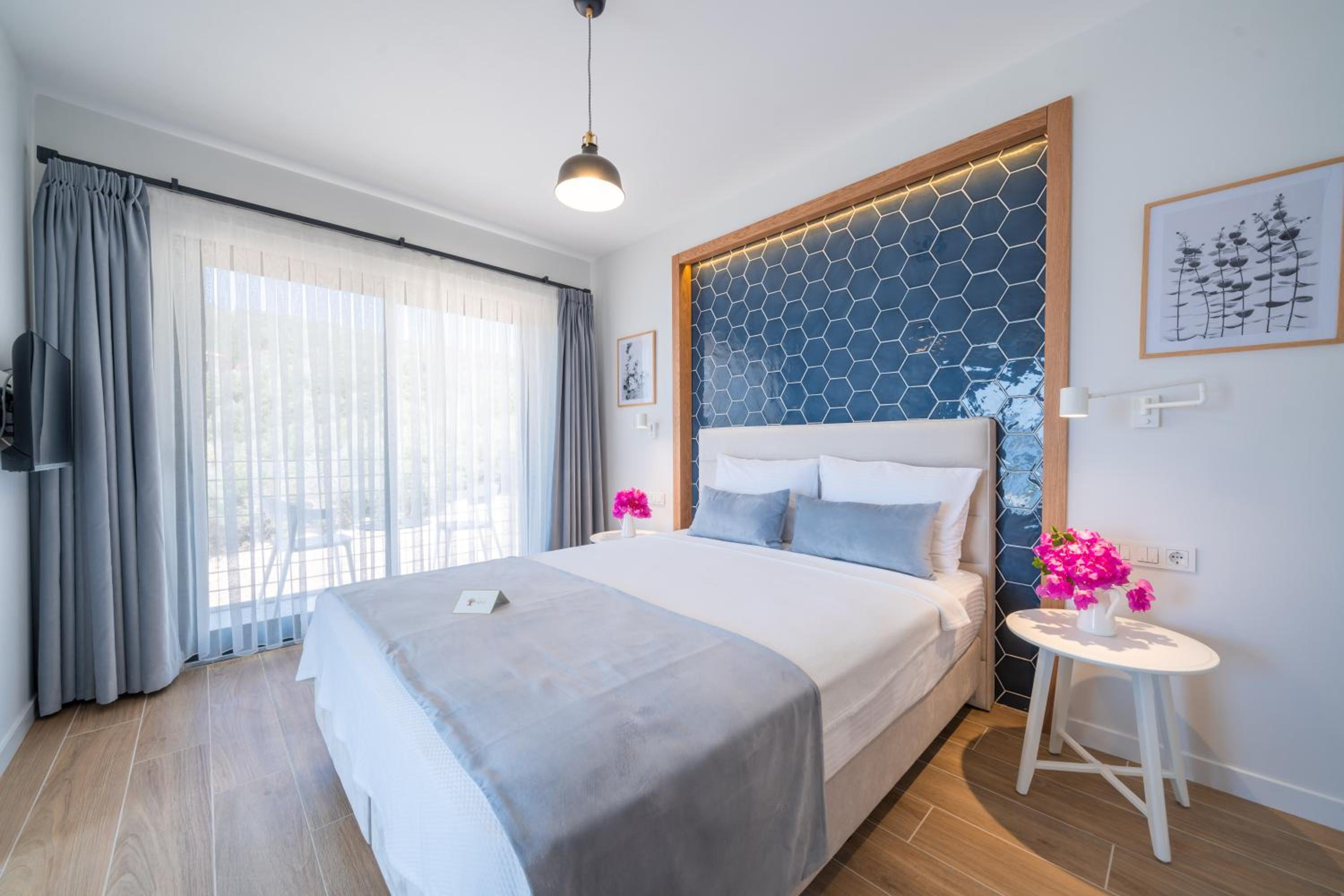 Deluxe Double Room with Balcony - Photo 16