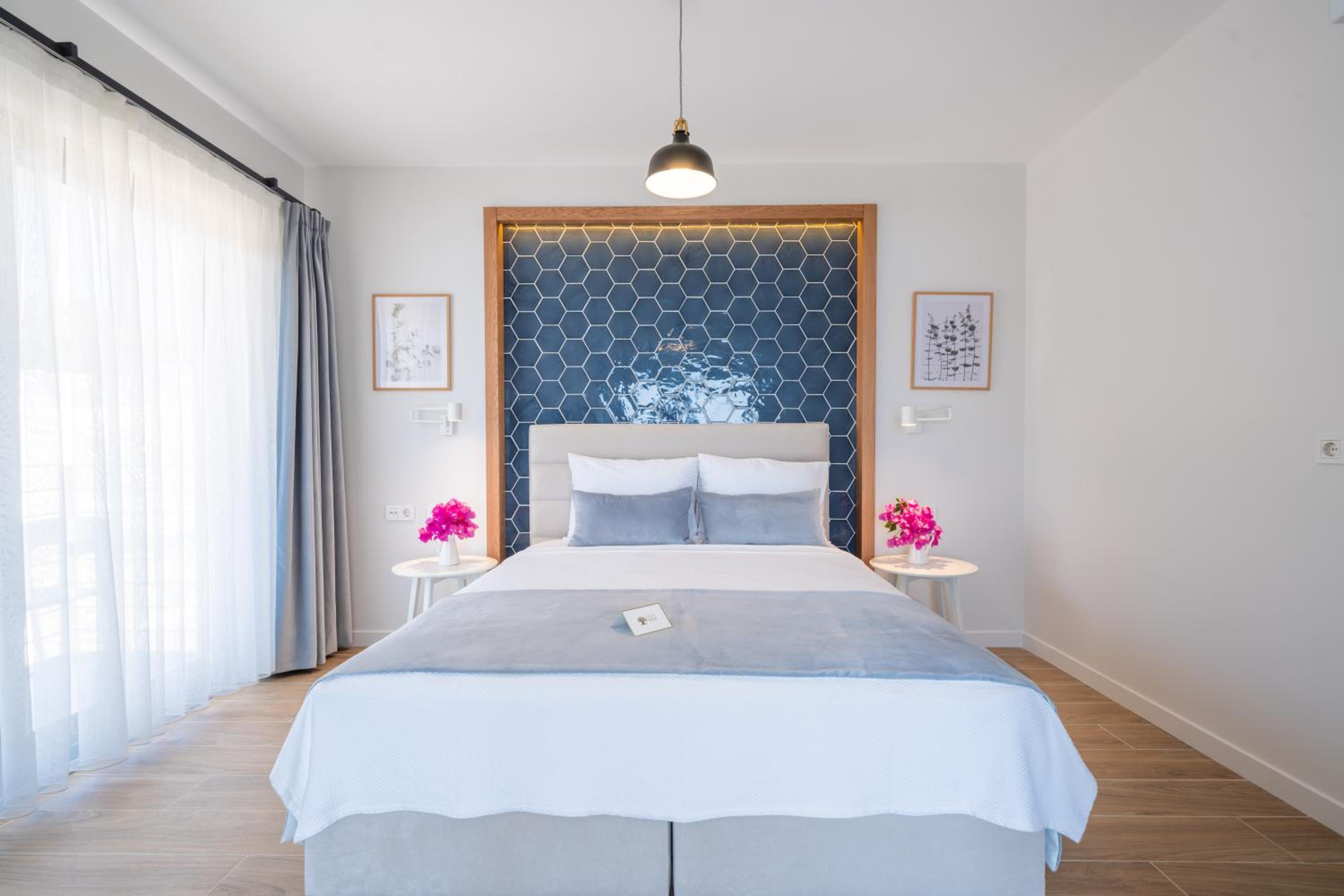 Deluxe Double Room with Balcony - Photo 17