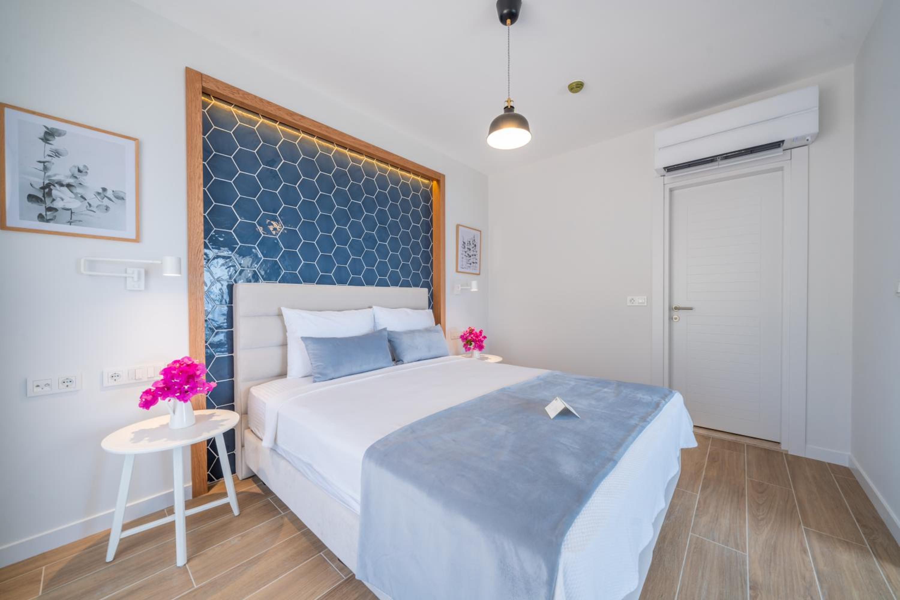 Deluxe Double Room with Balcony - Photo 4