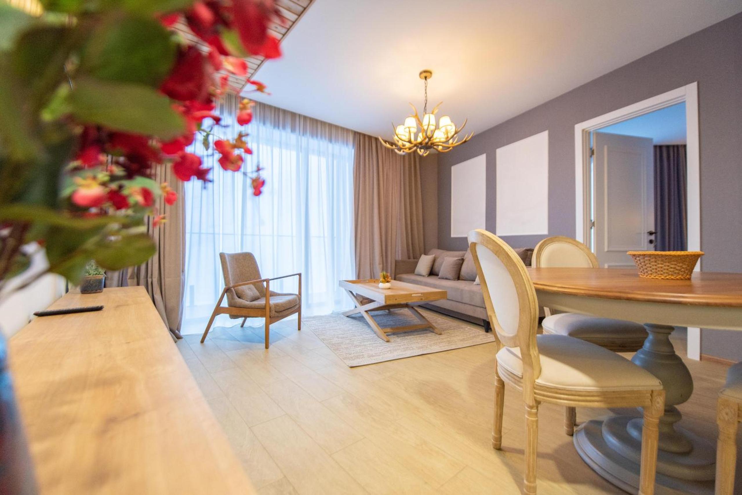 One-Bedroom Apartment With Balcony And Mountain View   photo 1