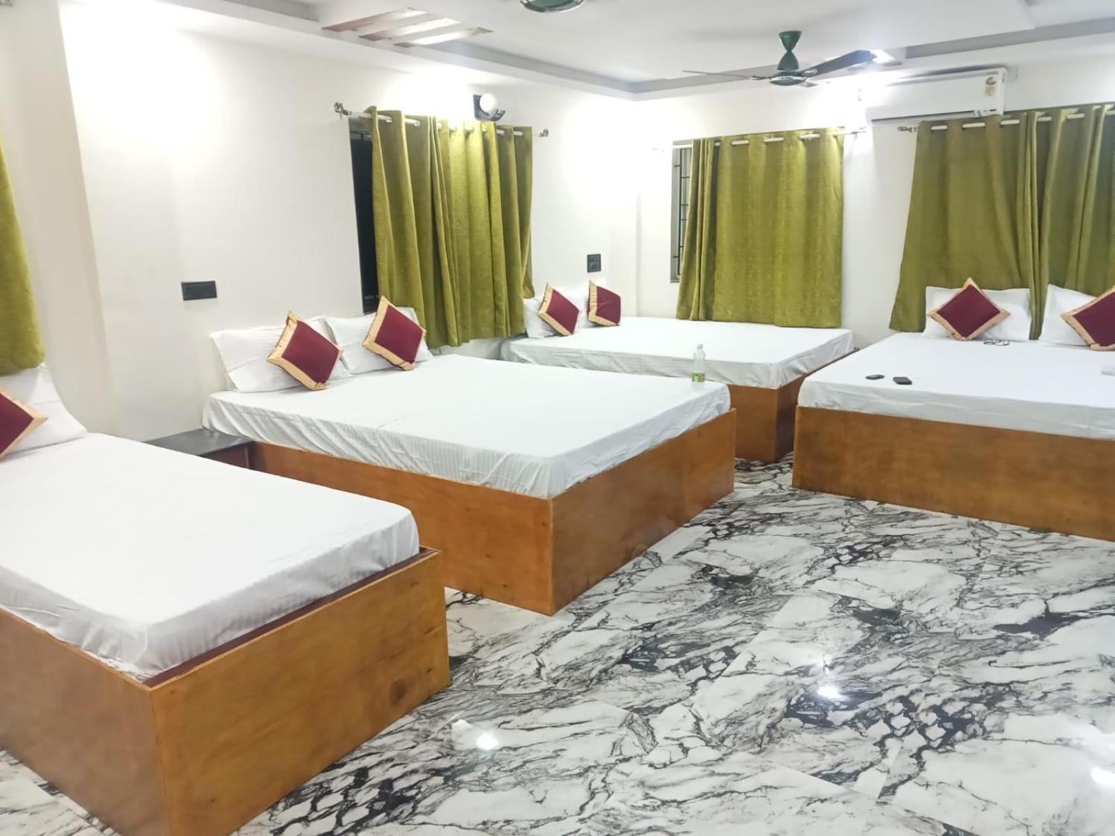 8-Bed Mixed Dormitory Room photo 2