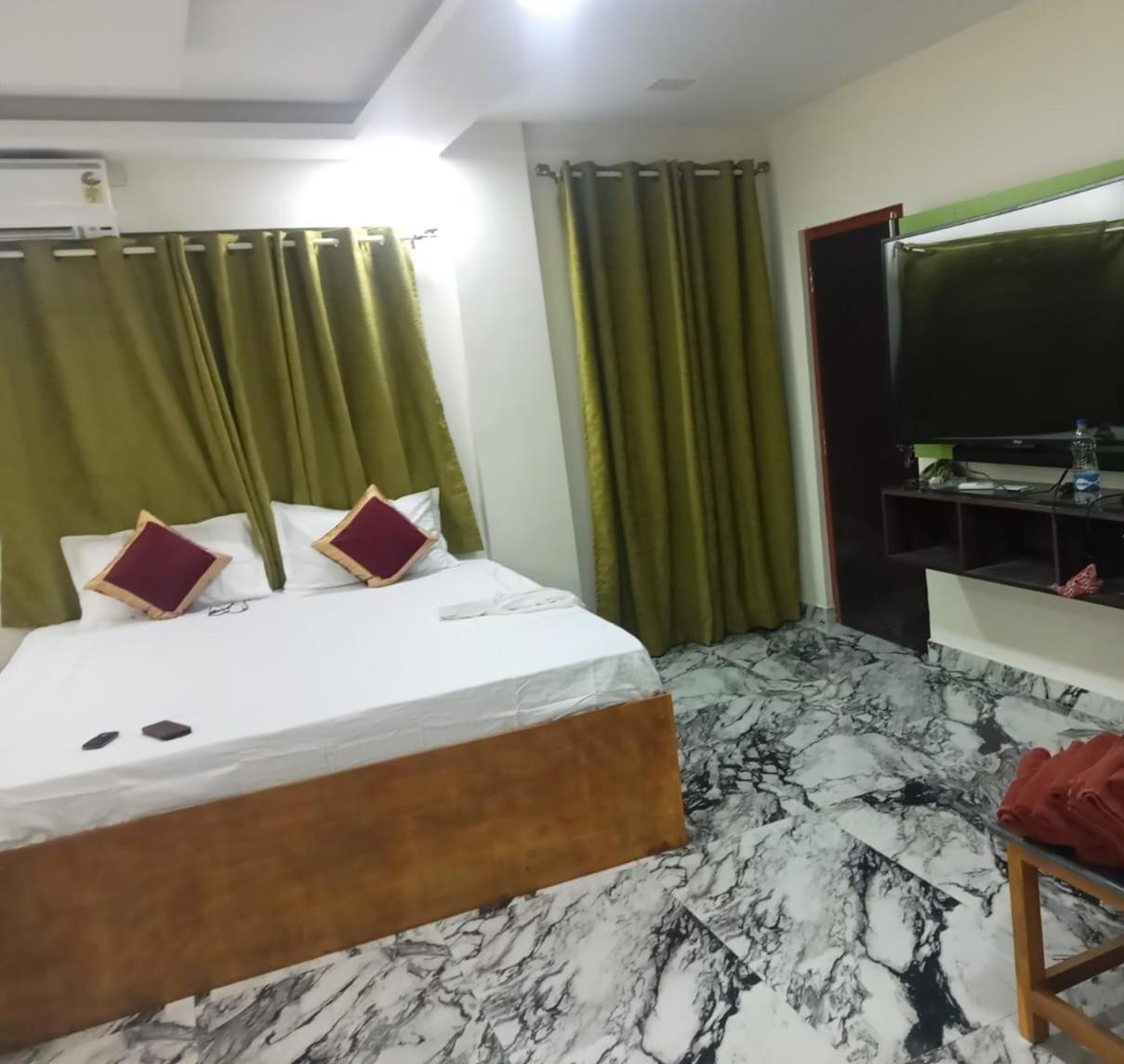 8-Bed Mixed Dormitory Room photo 1