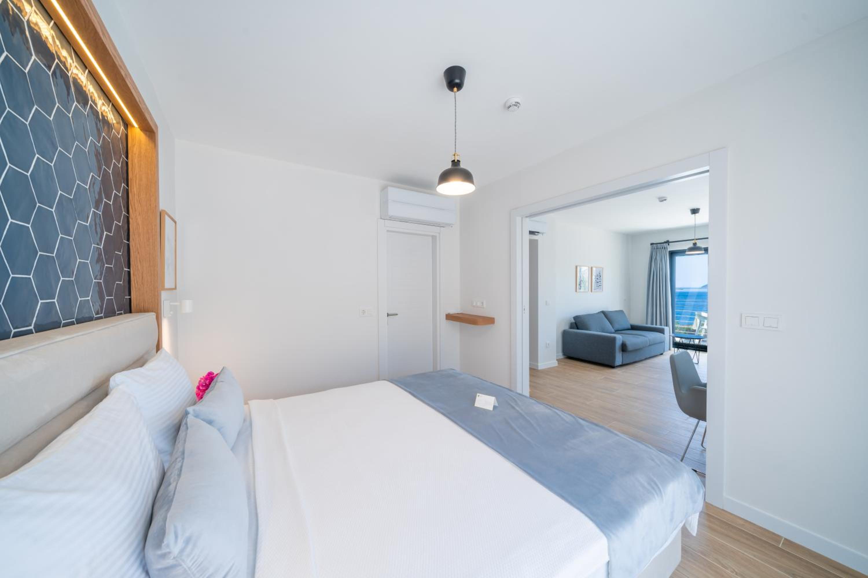 Deluxe Triple Room with Sea View - Photo 3