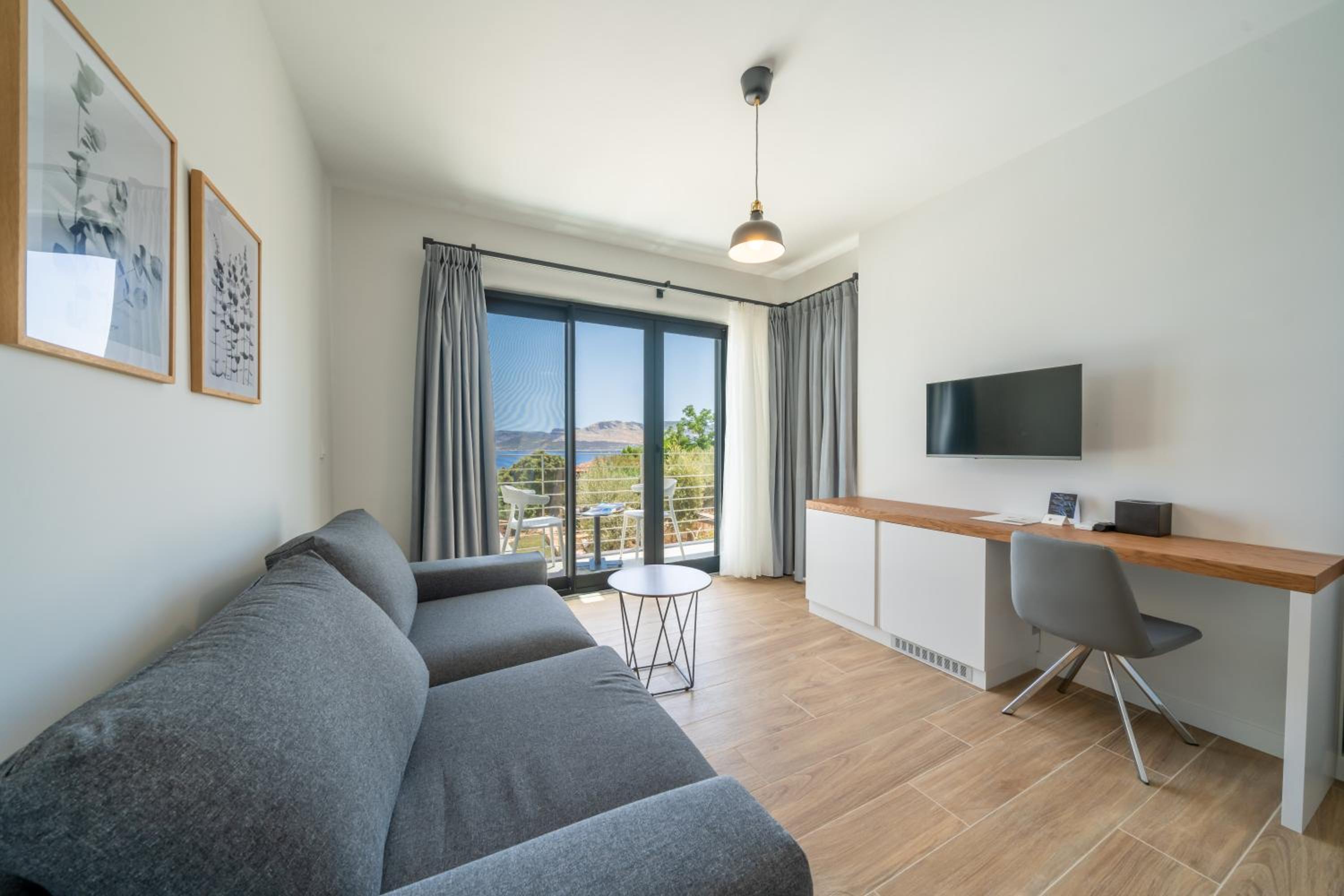 Deluxe Triple Room with Sea View - Photo 8