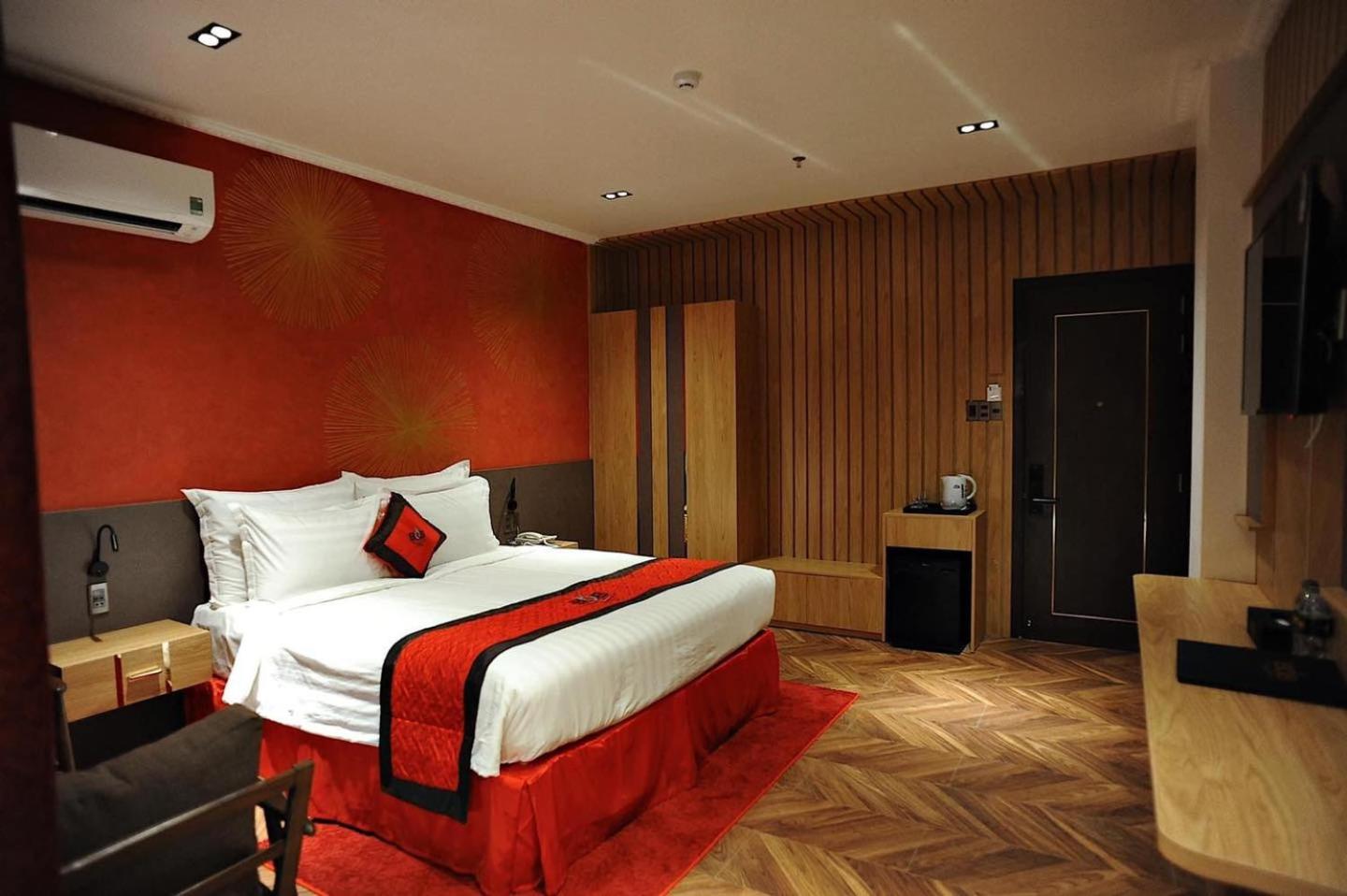 Double Room with Lake View - Photo 12