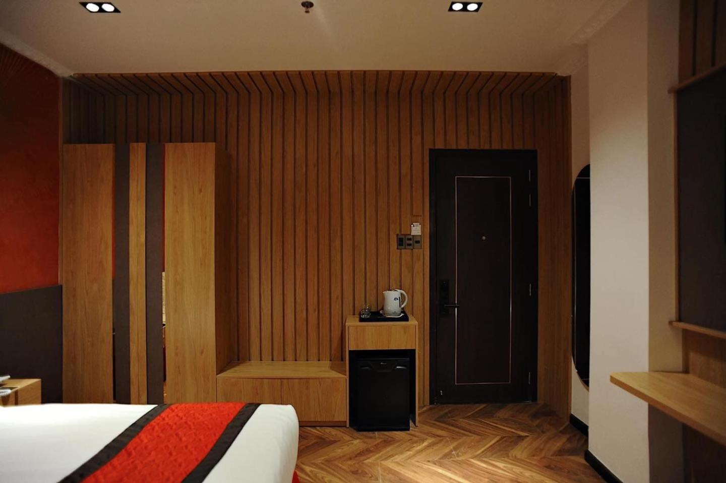 Double Room with Lake View - Photo 11