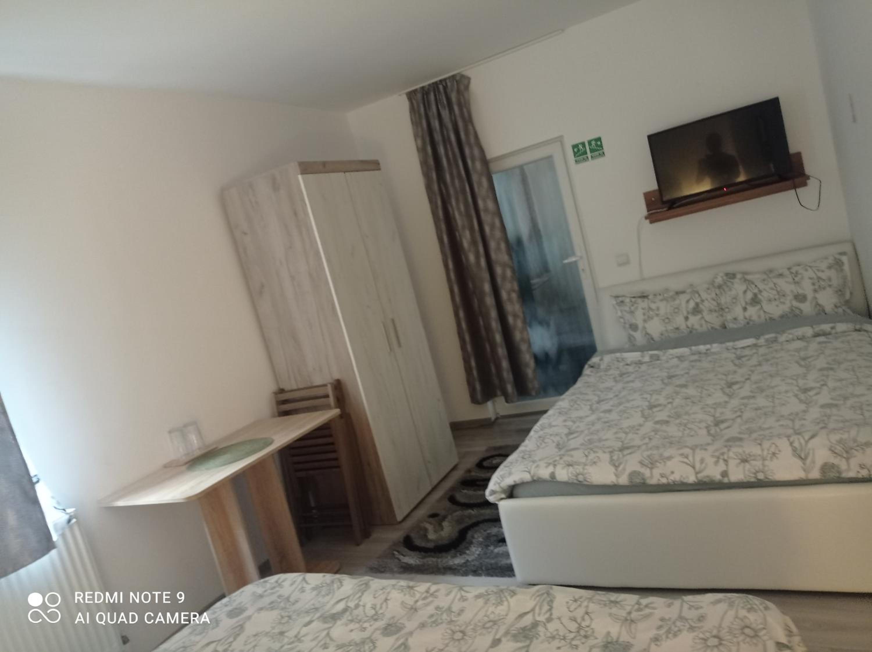 Double Room with Private Bathroom - Photo 2