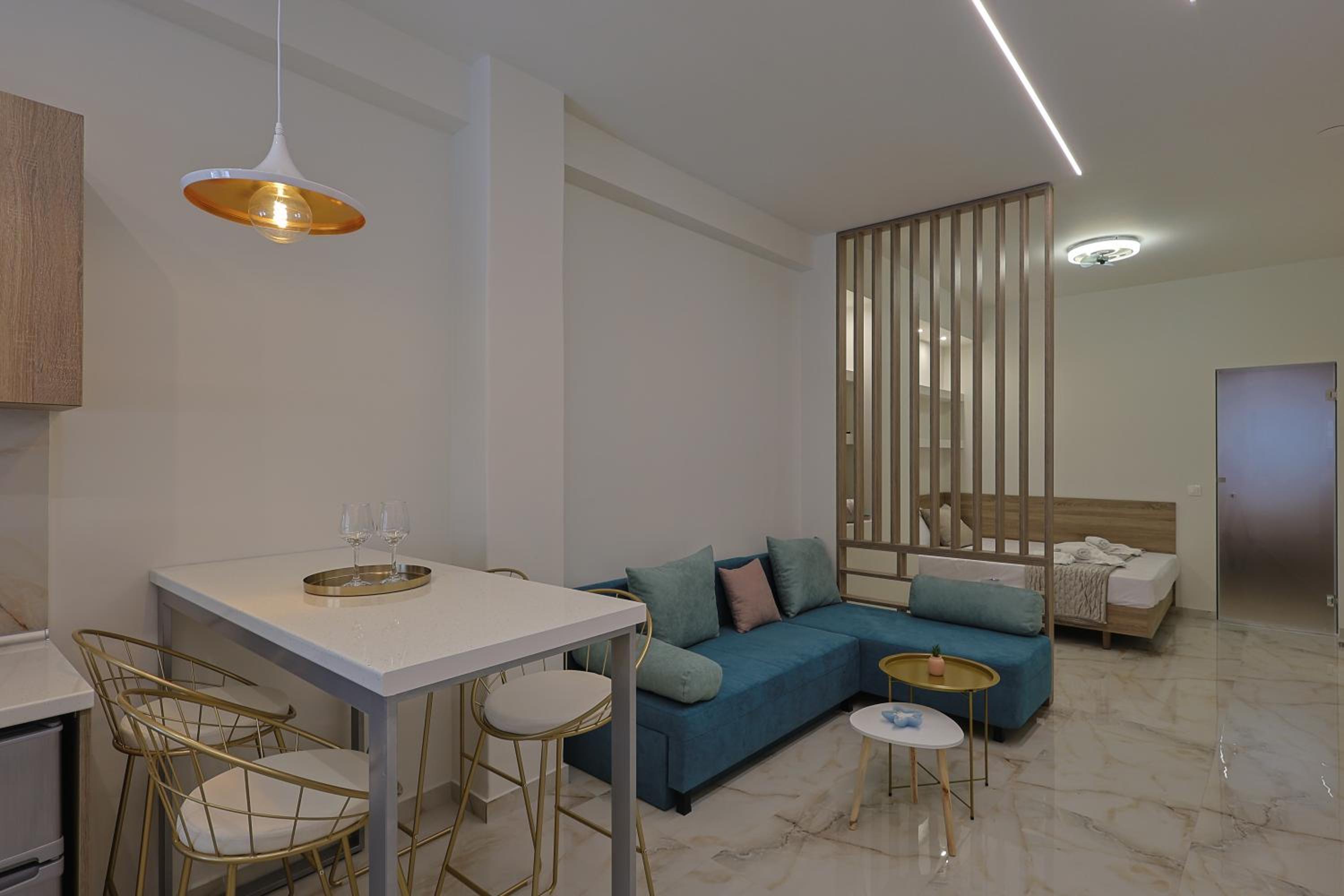 Deluxe One-Bedroom Apartment with City View photo 3