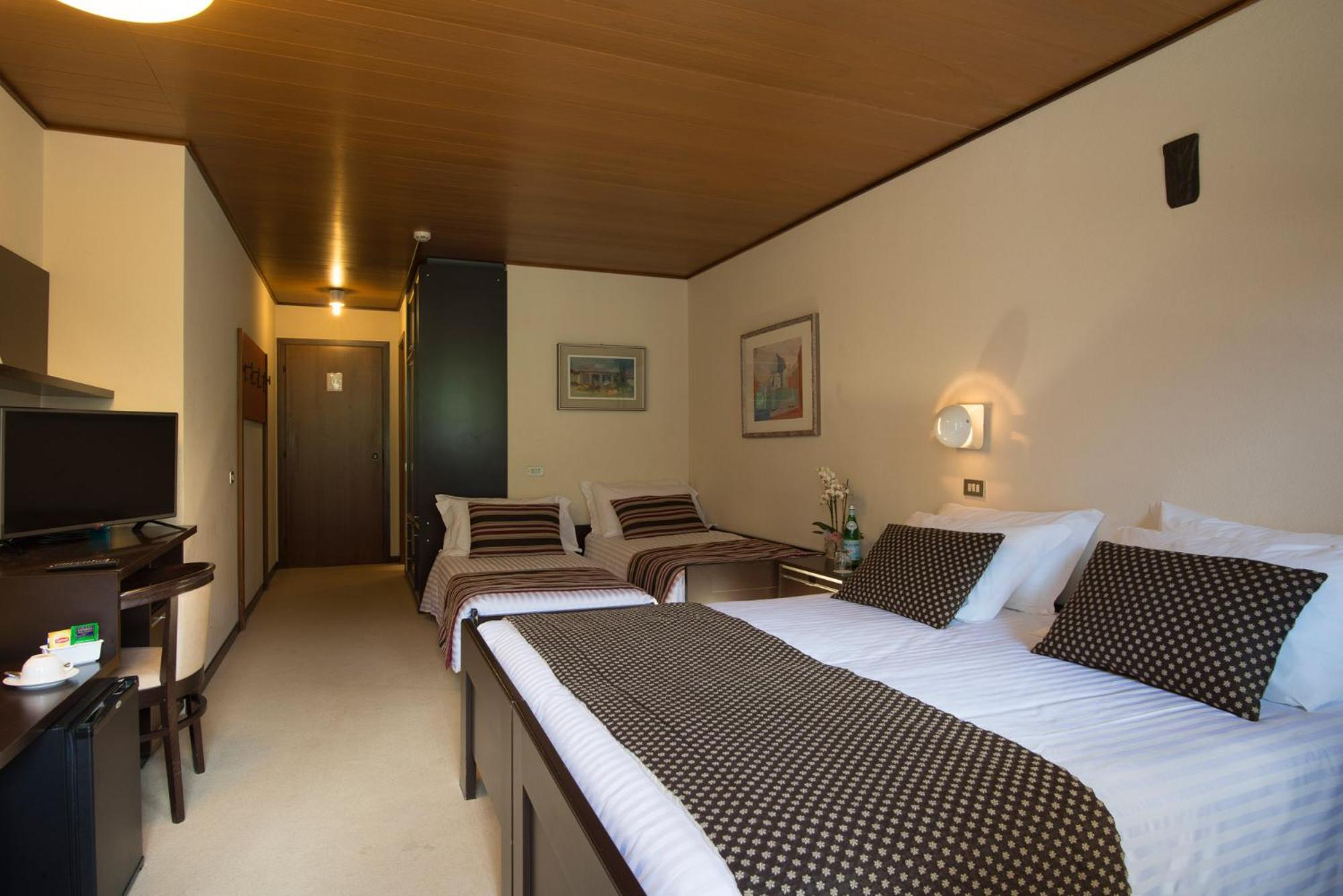 Quadruple Room - Photo 1