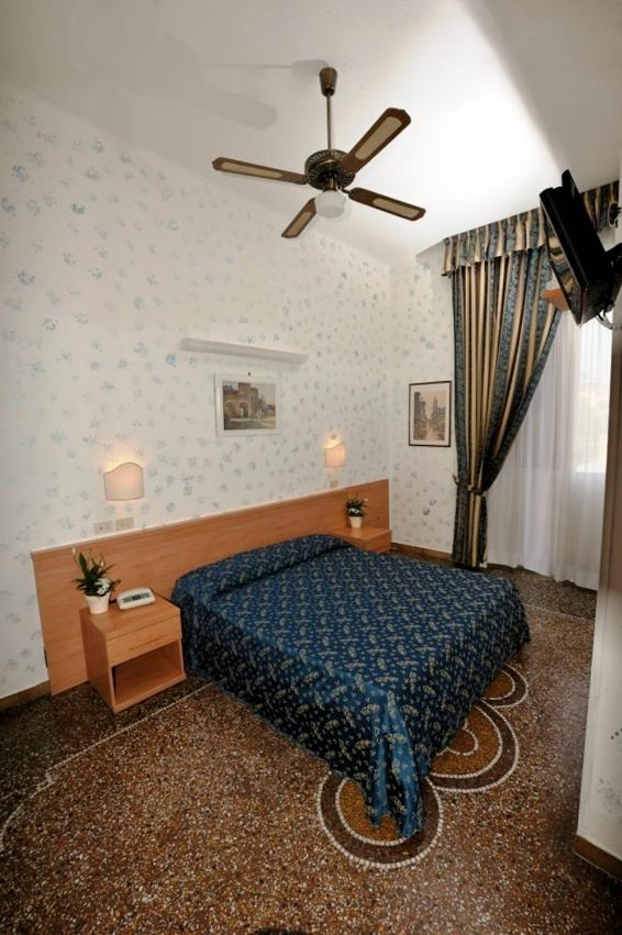 Standard Double or Twin Room - Photo 2
