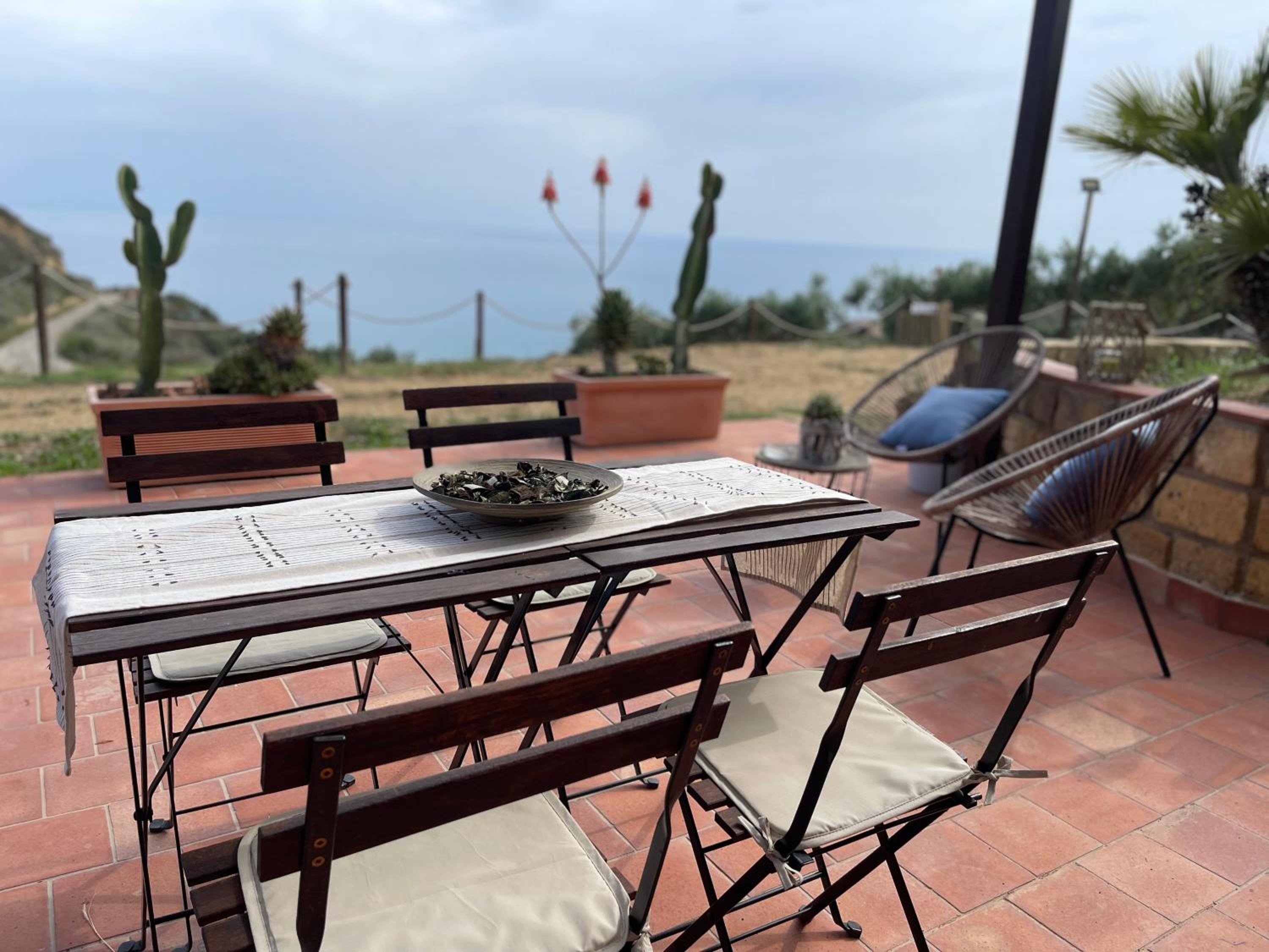 Deluxe Suite with Sea View - Photo 34