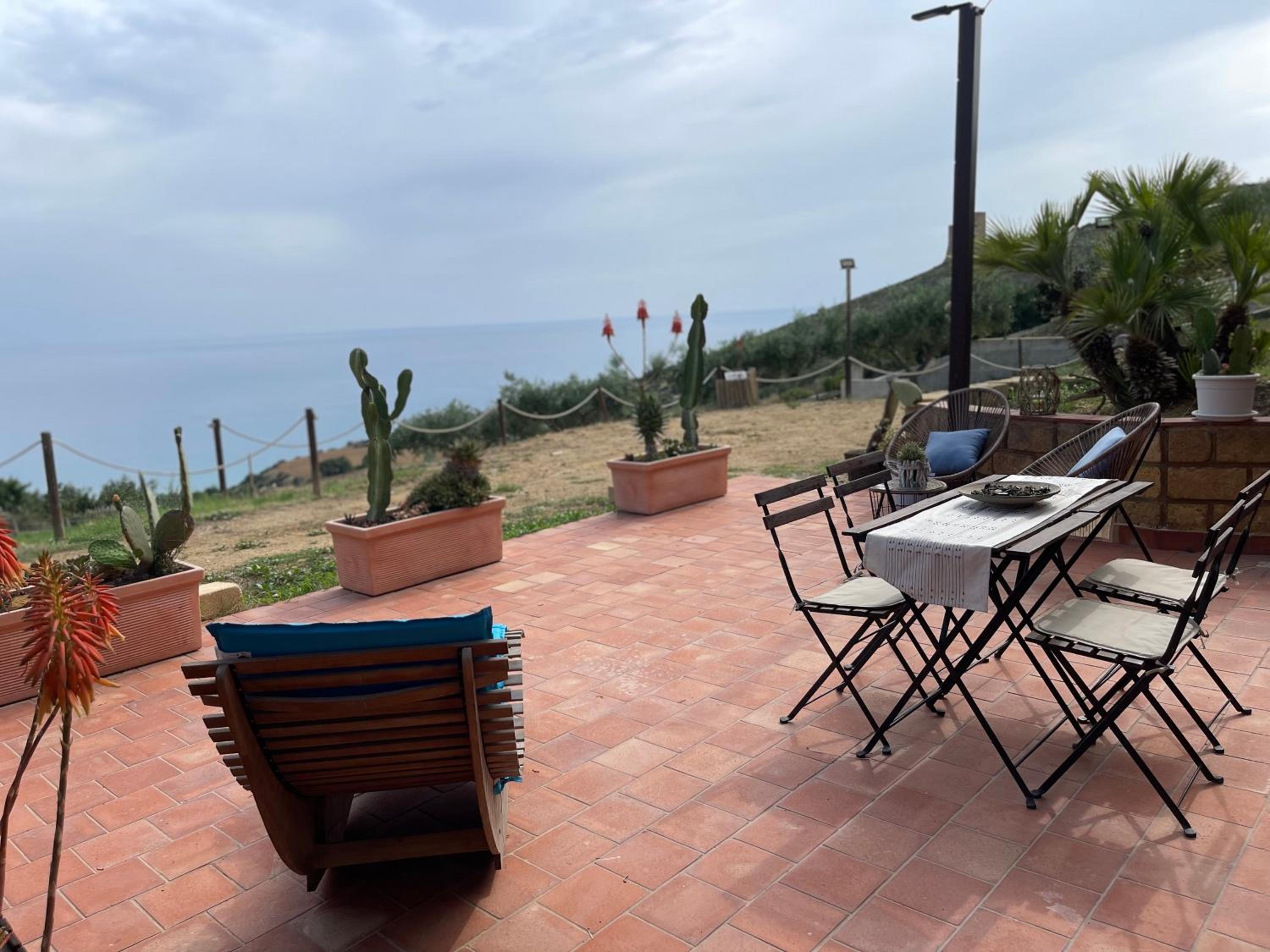 Deluxe Suite with Sea View - Photo 37