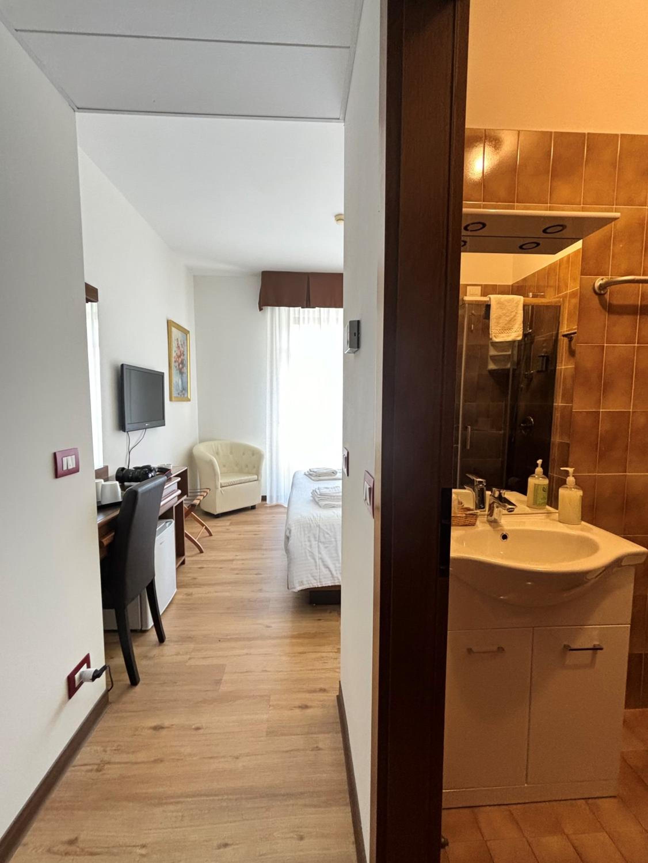 Double or Twin Room with Balcony - Photo 16